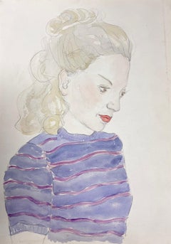 Portrait d'élégante jeune femme dans un haut rayé violet exquis 