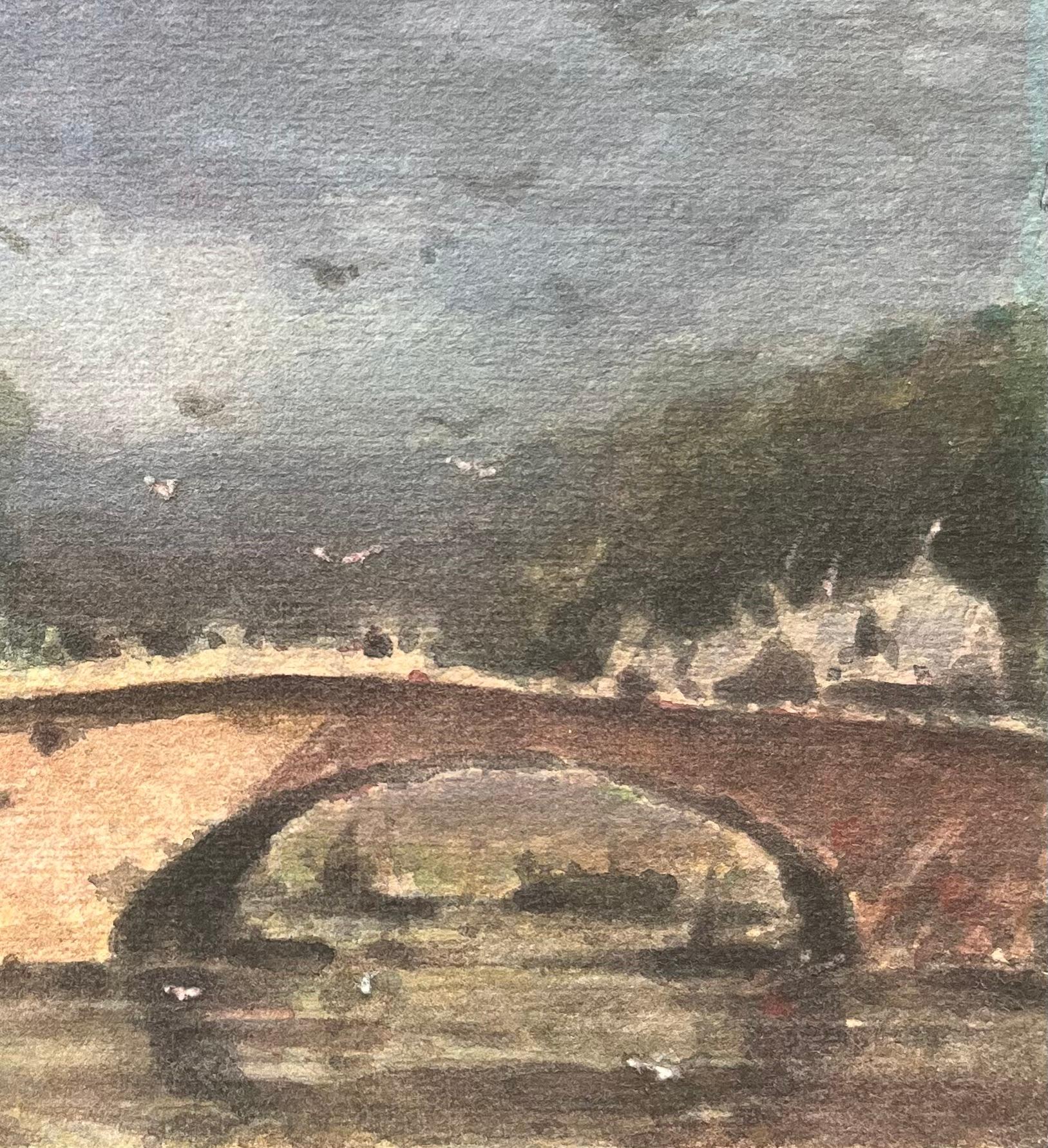 Aquarelle impressionniste française d'un pont en pierre au-dessus d'une rivière à Dinan - Gris Landscape Art par Maurice Mazeilie