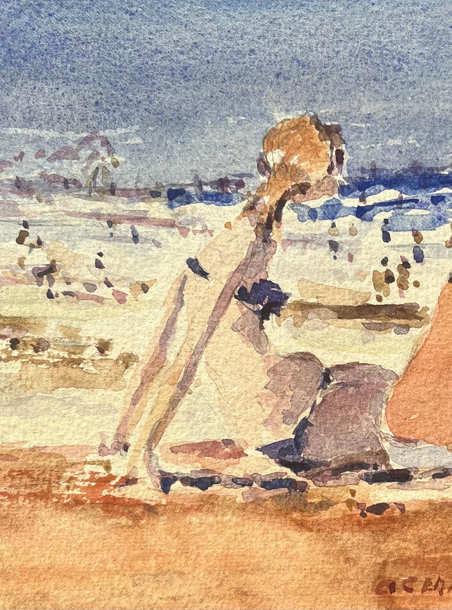 Acquerello impressionista francese con figure che si rilassano sulla spiaggia dell'oceano - Landscape Art Beige di Maurice Mazeilie
