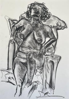 Disegno espressivo a carboncino di un nudo femminile reclinato