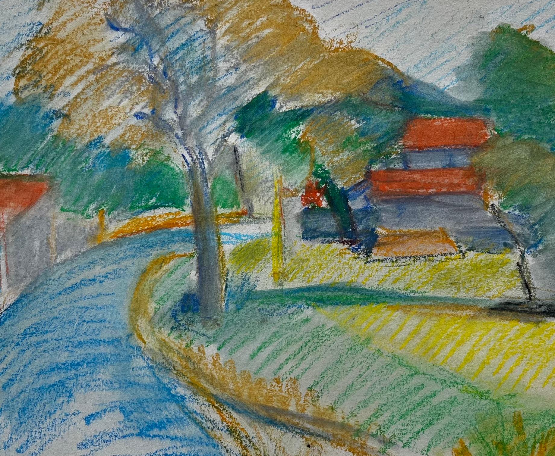 Tranquilla curva di un villaggio francese con tetti rossi e alberi Disegno a pastello in vendita 2