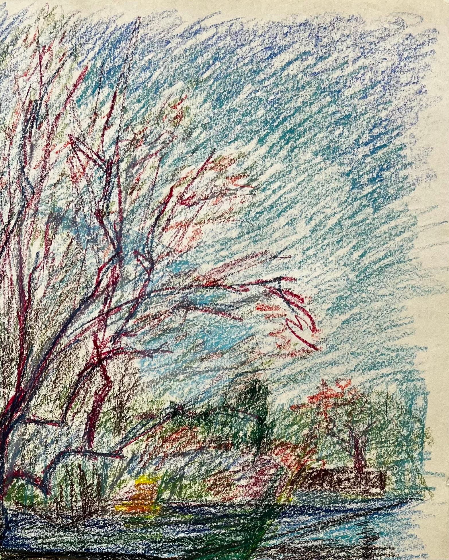 Titolo: Barche ormeggiate e alberi spogli sulla riva del fiume Disegno a pastello francese
Guy Nicod (francese, 1923 - 2021) 
Pastello a olio su carta d'artista
Dimensioni: 23,5 x 19,75 pollici (altezza x larghezza)
Provenienza: Proprietà di