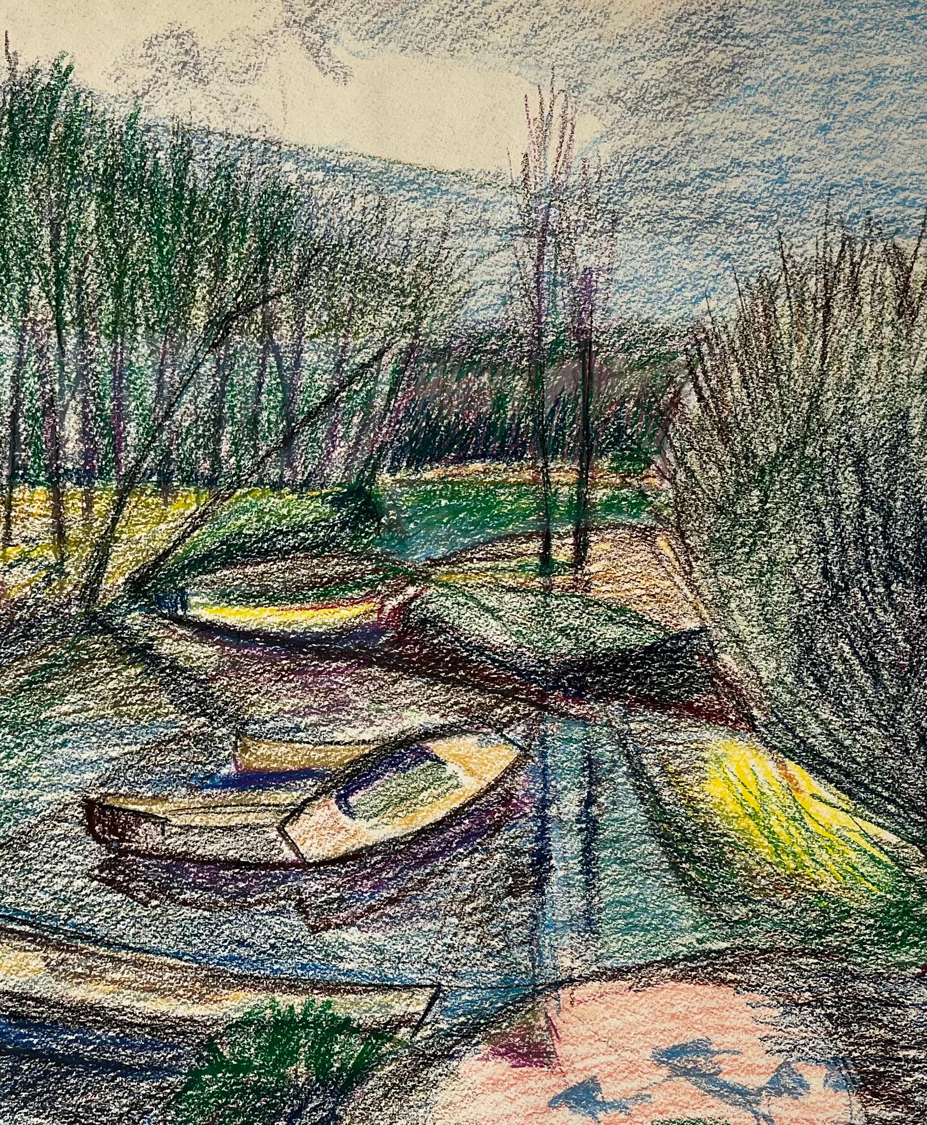 Barche ormeggiate su un fiume riflettente Disegno a pastello francese in vendita 1