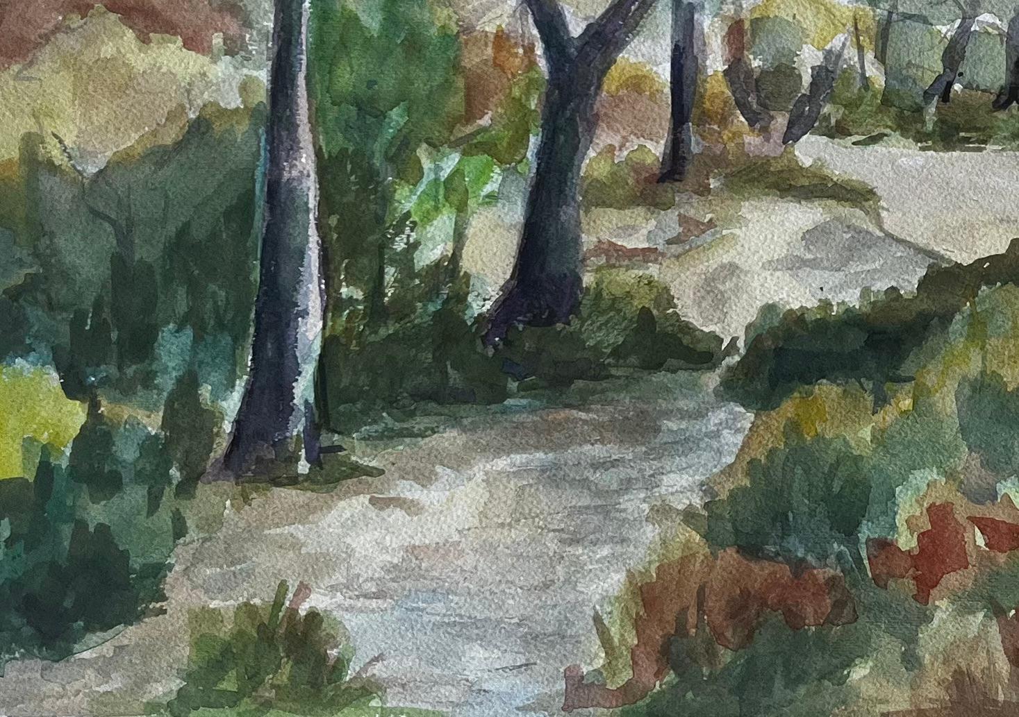 Titolo: Sentiero nel bosco tra i pini Provenza Paesaggio francese Gouache
Guy Nicod (francese, 1923 - 2021) 
Guazzo su carta d'artista, senza cornice
Dimensioni: 19,75 x 25,5 pollici (altezza x larghezza)
Provenienza: Proprietà di Artistics,