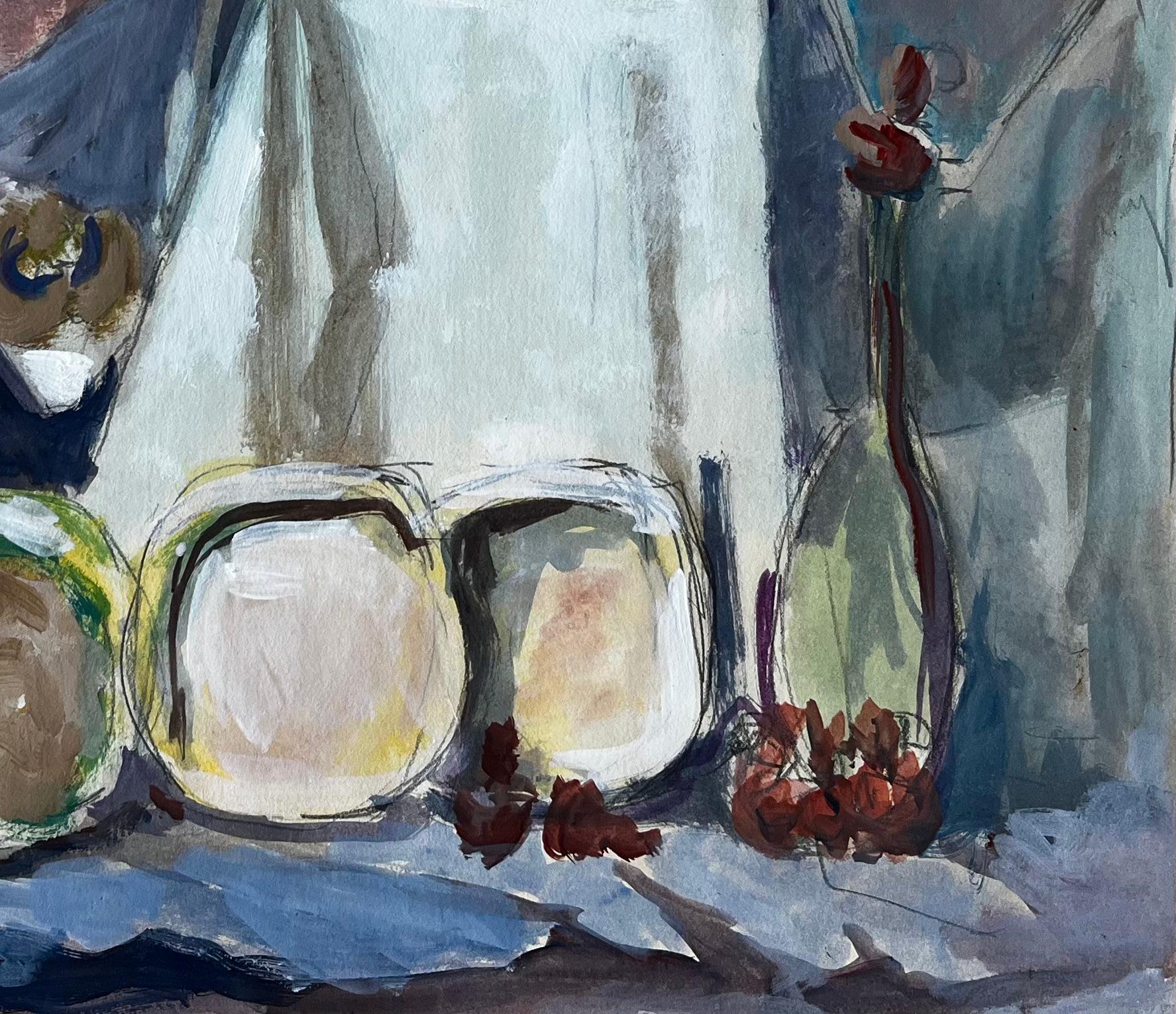Nature morte moderniste avec bols, bouteilles et fruits Peinture à la gouache française - Moderne Art par Guy Nicod