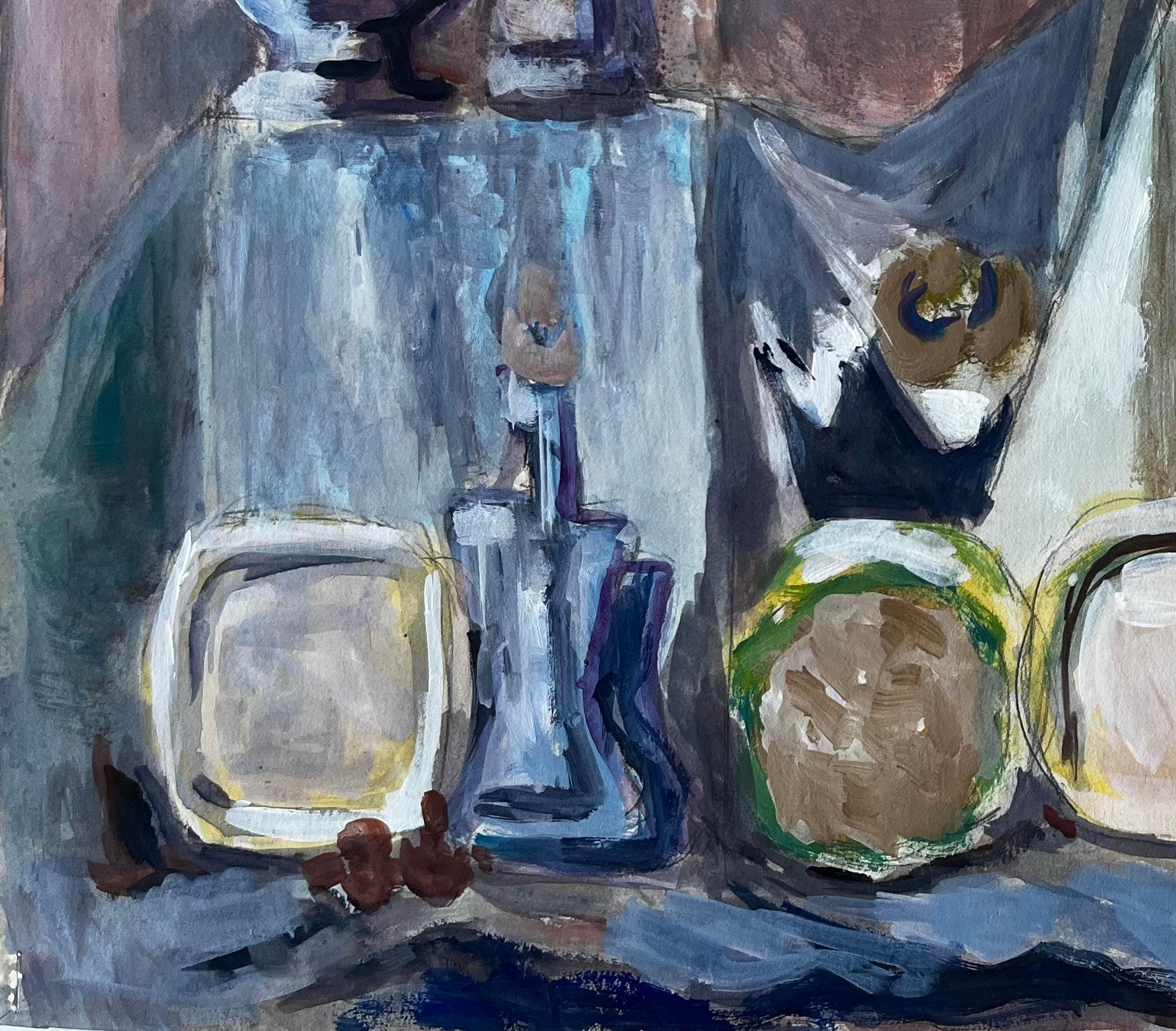 Titre : Nature morte moderniste avec bols, bouteilles et fruits Peinture à la gouache française
Guy Nicod (français 1923 - 2021) 
Gouache sur papier d'artiste, non encadrée
Taille : 14 x 20.5 pouces (hauteur x largeur)
Provenance : Succession