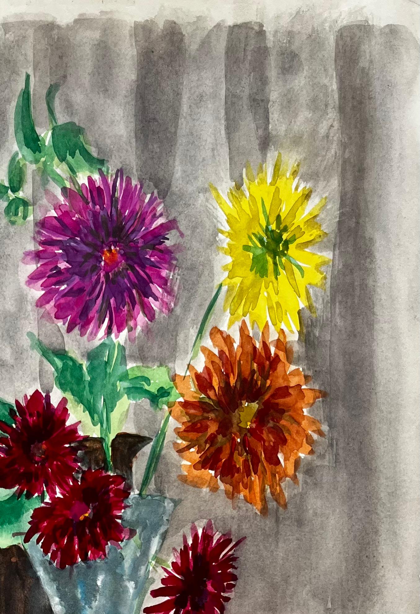 Stillleben mit Dahlien in einer Glasvase Französische Moderne Aquarell Gouache (Braun), Landscape Art, von Guy Nicod