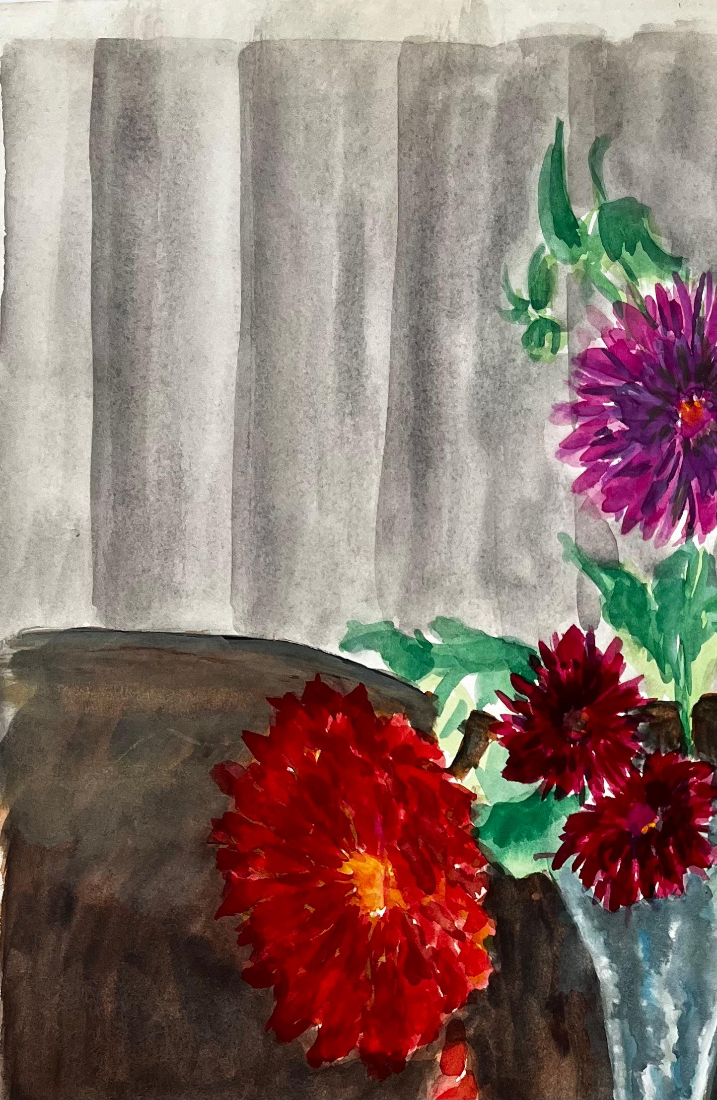 Titel: Stillleben mit Dahlien in einer Glasvase Französische Moderne Aquarell Gouache
Guy Nicod (Französisch 1923 - 2021) 
Gouache auf Künstlerpapier, ungerahmt
Größe: 18,75 x 12,25 Zoll (Höhe x Breite)
Provenienz: Künstlernachlass,