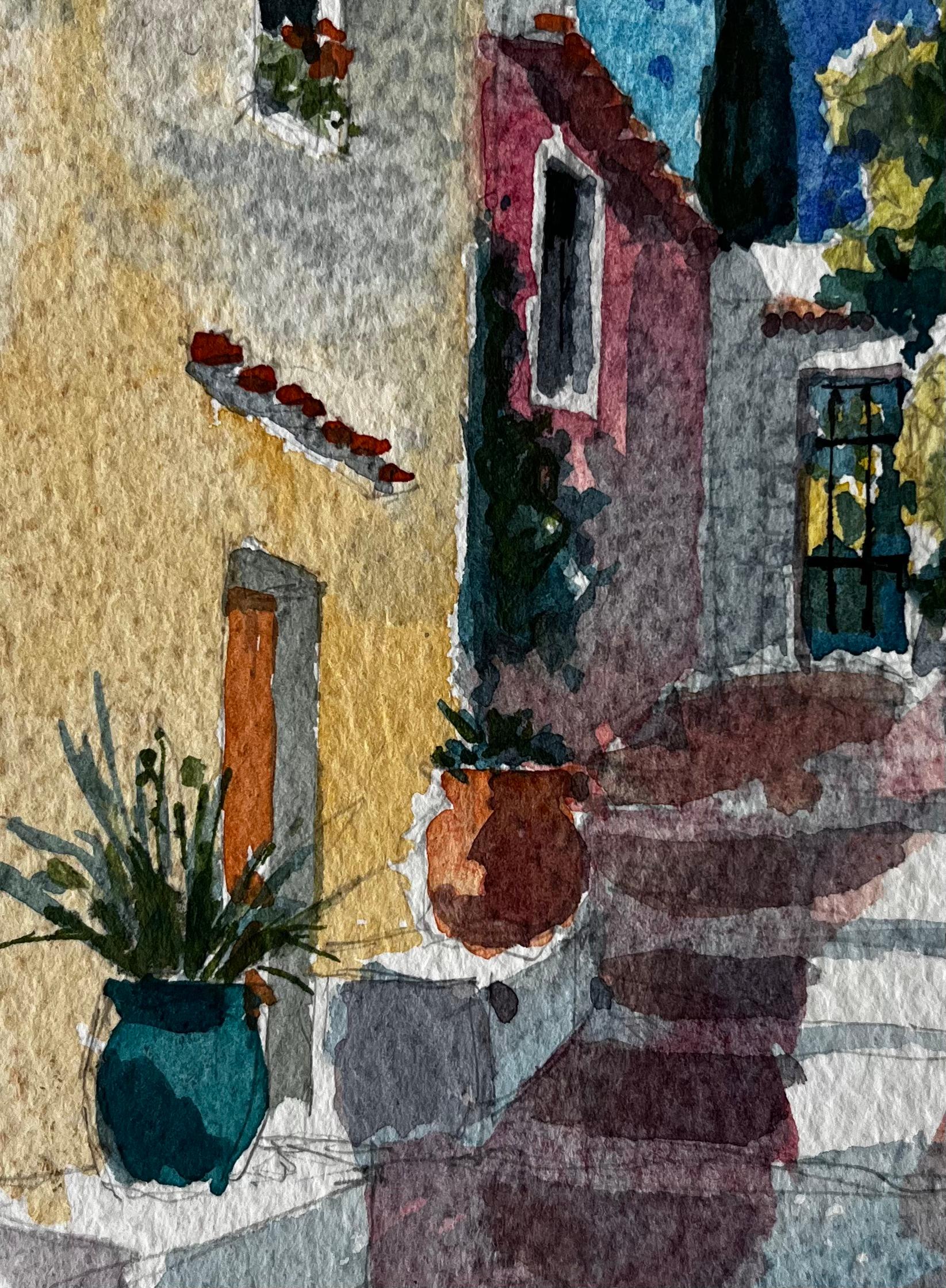 Strada illuminata dal sole con vasi e gradini in terracotta nel villaggio francese di Roquemaure in vendita 1