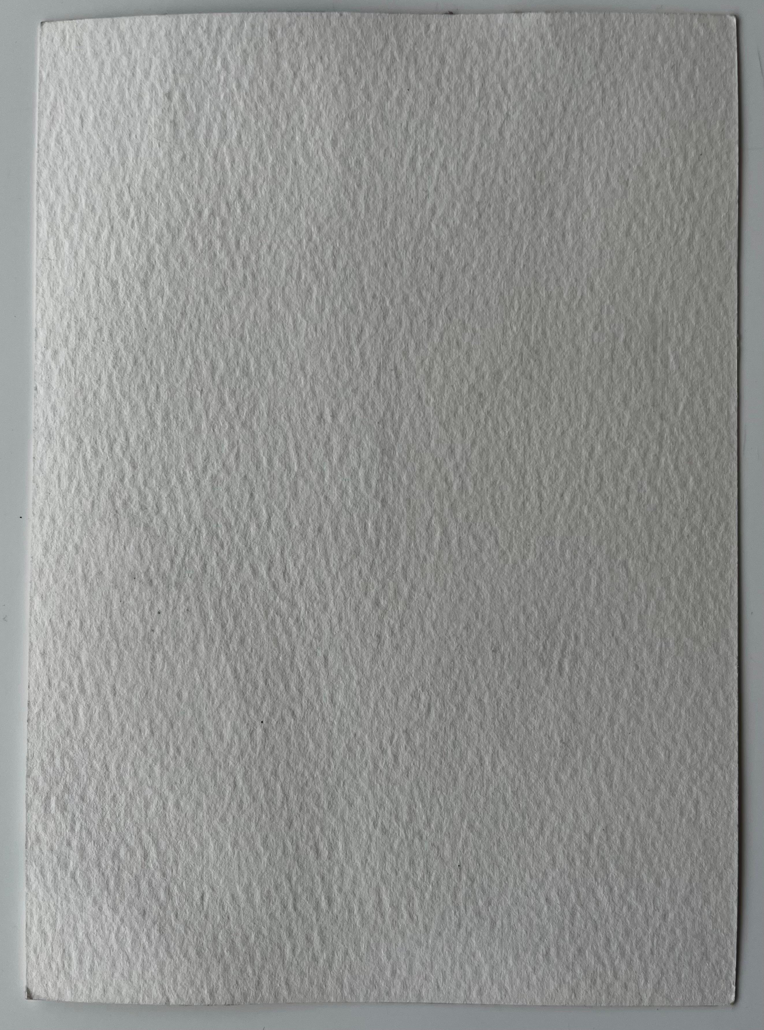 Strada illuminata dal sole con vasi e gradini in terracotta nel villaggio francese di Roquemaure in vendita 2