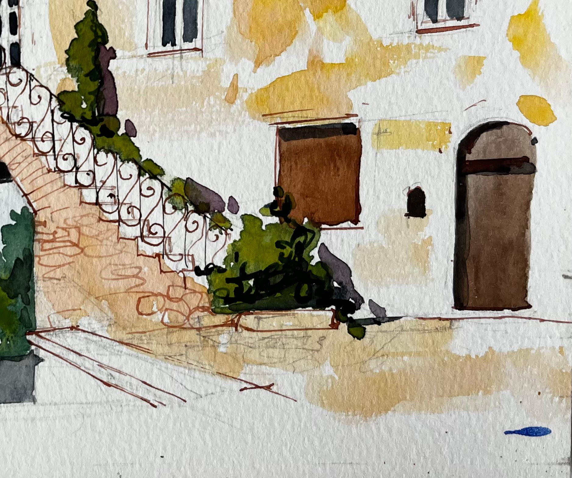 Sonnendurchfluteter Innenhof mit Steinbogen und Balkon Aquarell eines italienischen Dorfes (Grau), Landscape Painting, von Pierre Neveu