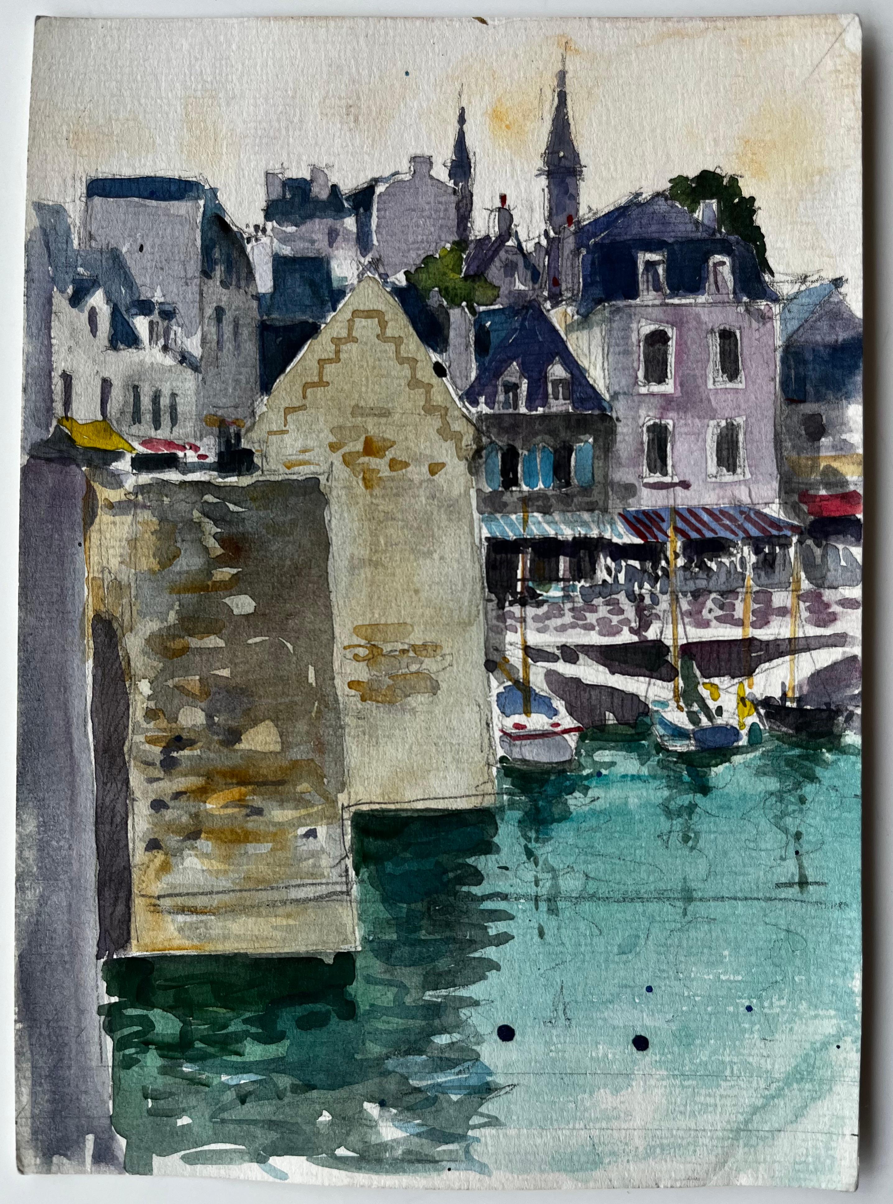Scène portuaire française avec bateaux et bâtiments en pierre Aquarelle côtière bretonne - Art de Pierre Neveu