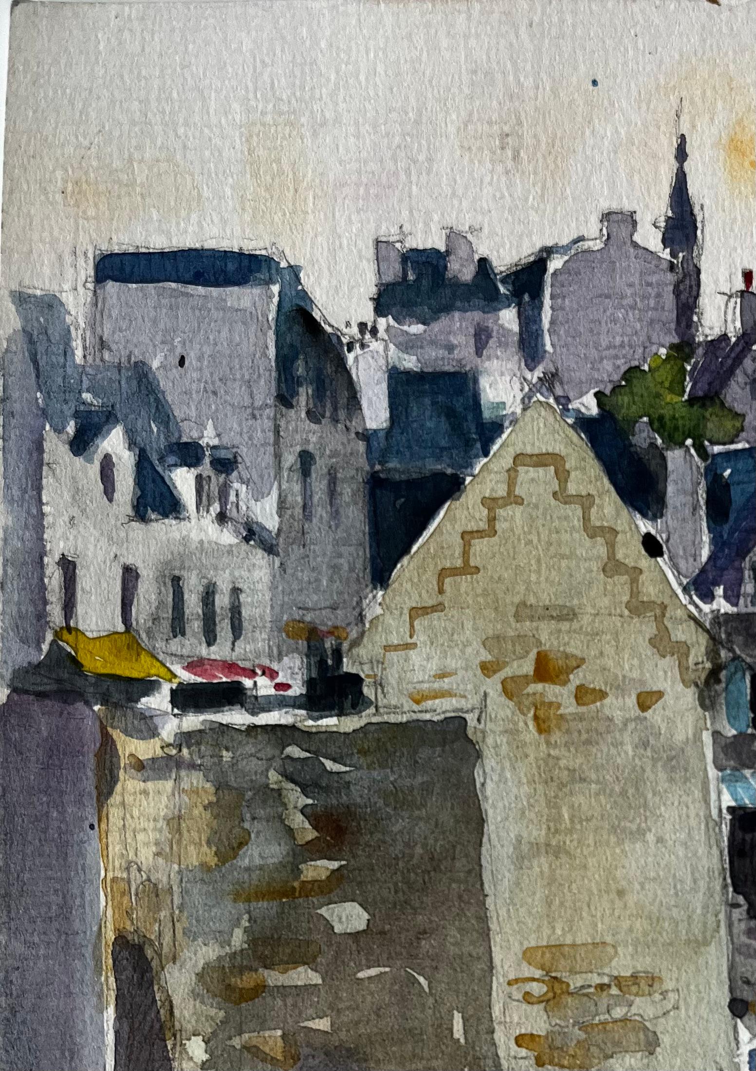 Scène portuaire française avec bateaux et bâtiments en pierre Aquarelle côtière bretonne - Gris Landscape Art par Pierre Neveu