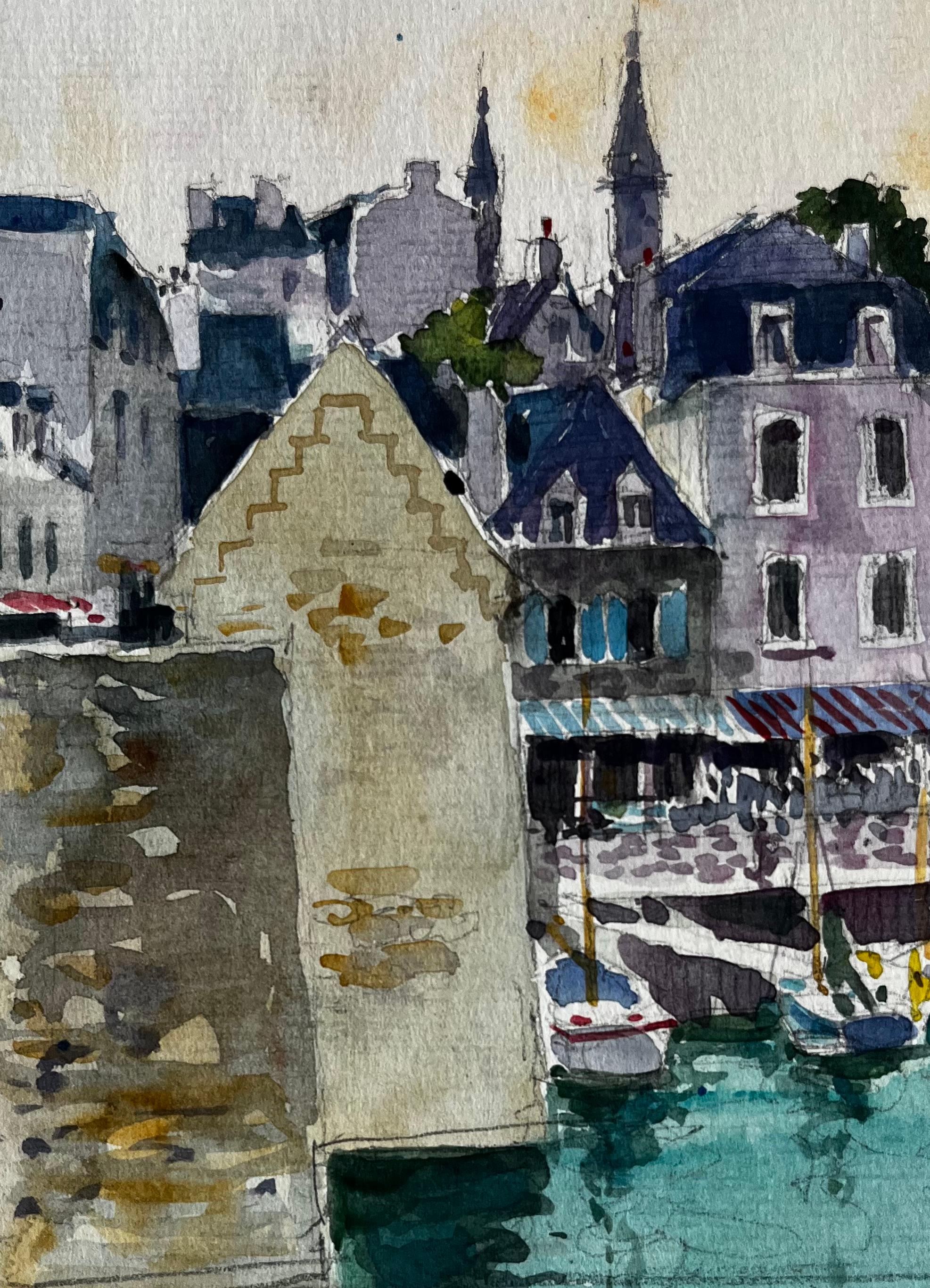 Scène portuaire française avec bateaux et bâtiments en pierre Aquarelle côtière bretonne en vente 2
