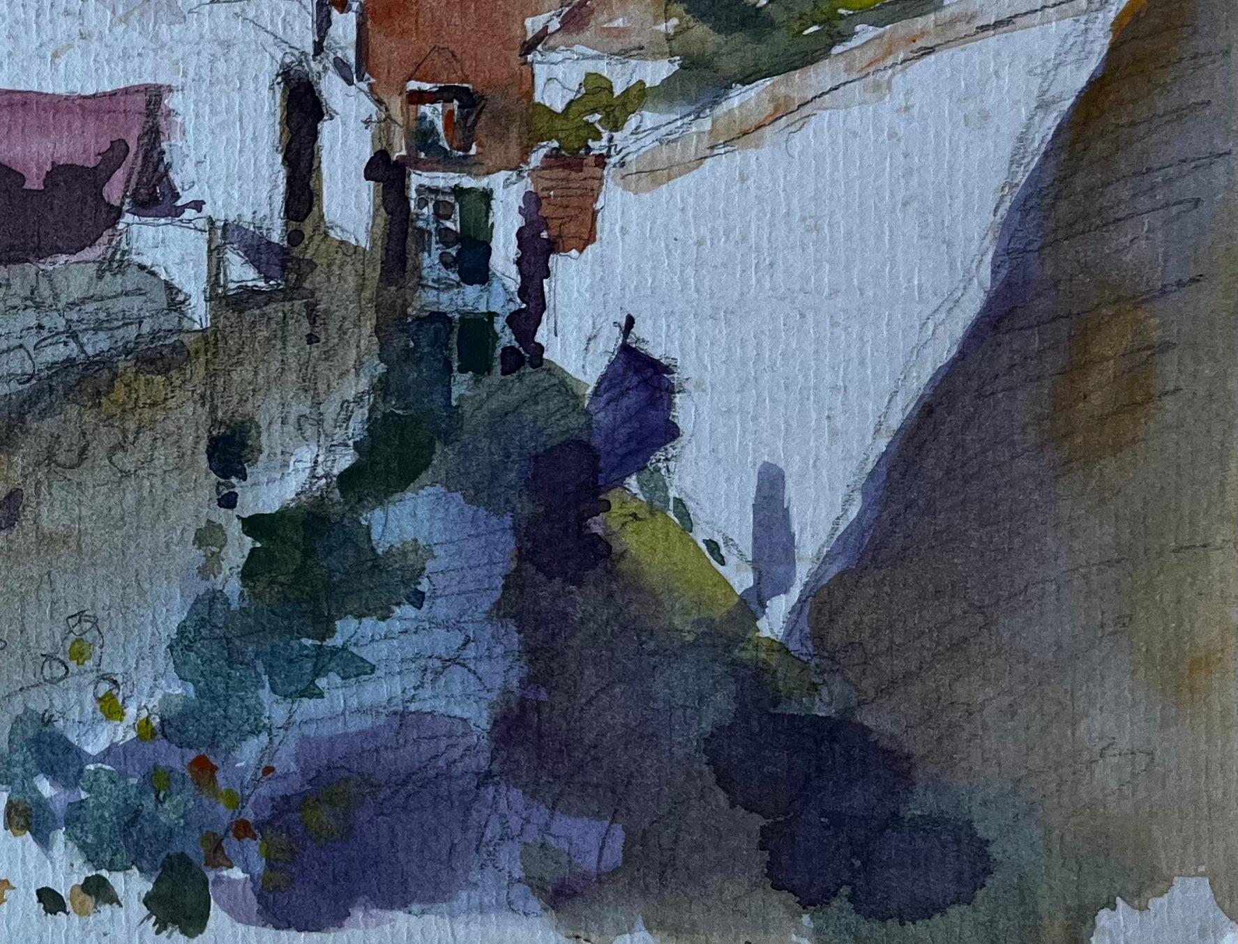 Scène de rue d'un village français, probablement en Normandie Aquarelle du milieu du siècle - Gris Landscape Art par Pierre Neveu