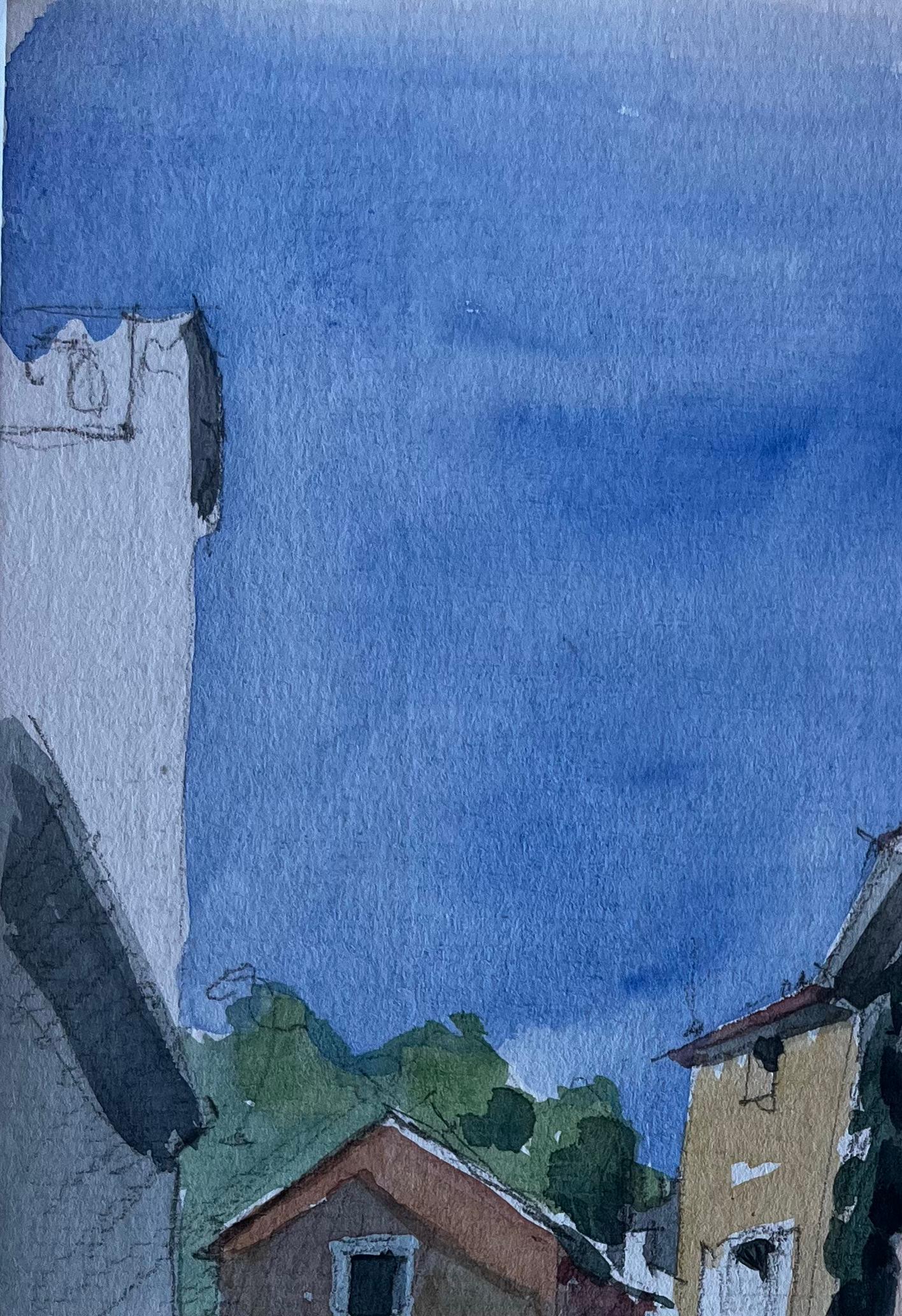 Strada di un villaggio italiano con case illuminate dal sole e cielo blu, acquerello in vendita 1