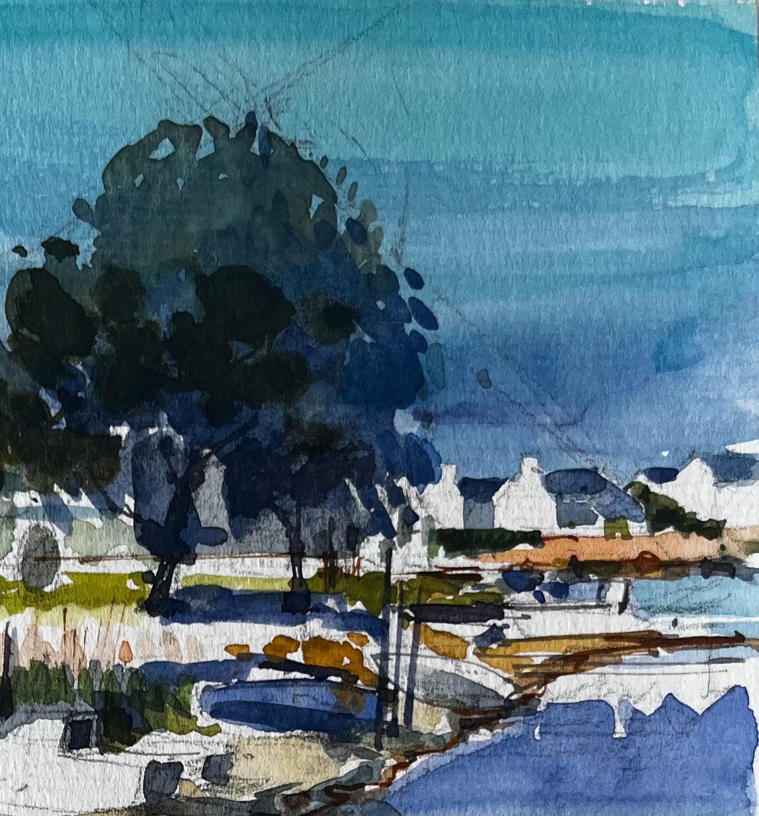 Bateaux du port et chalets blancs avec reflets d'arbres Aquarelle - Bleu Landscape Art par Pierre Neveu