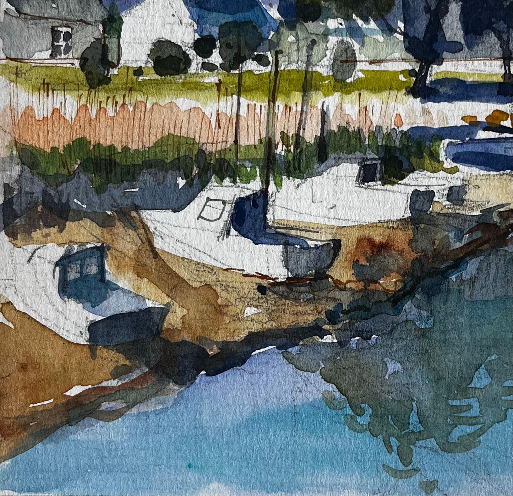 Bateaux du port et chalets blancs avec reflets d'arbres Aquarelle en vente 1