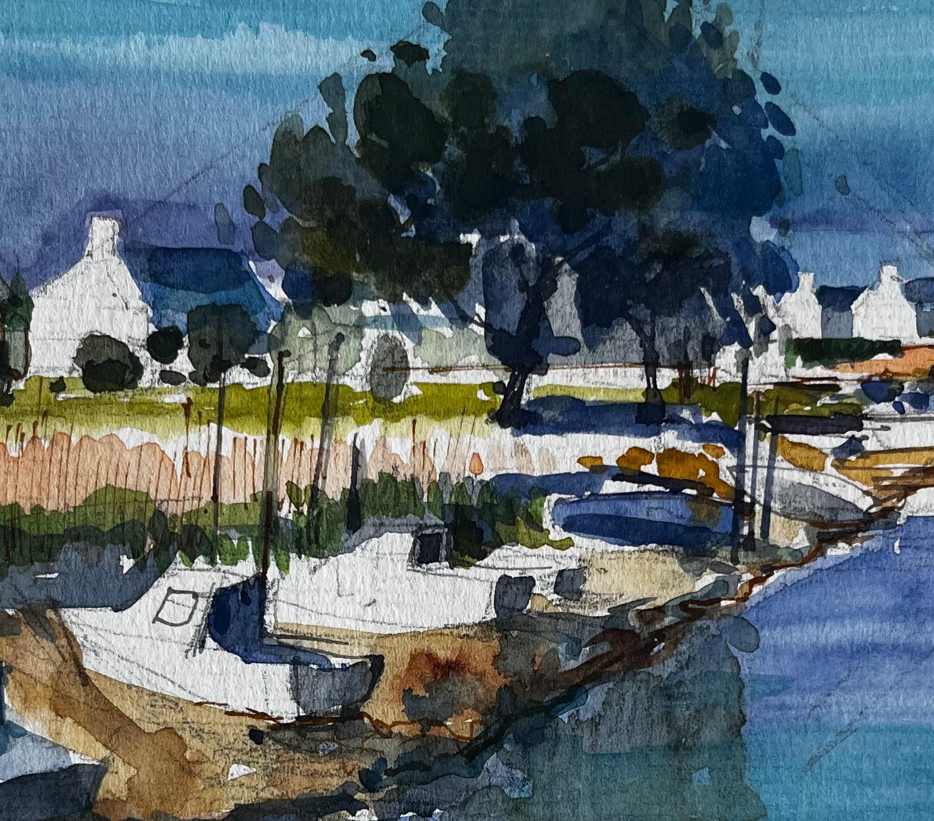 Bateaux du port et chalets blancs avec reflets d'arbres Aquarelle en vente 2