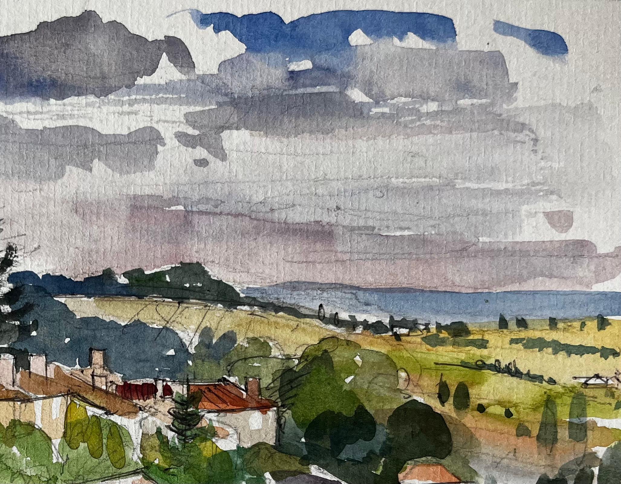 Acquerello di un villaggio francese in cima a una collina, con paesaggi distanti e nuvole - Landscape Art Grigio di Pierre Neveu