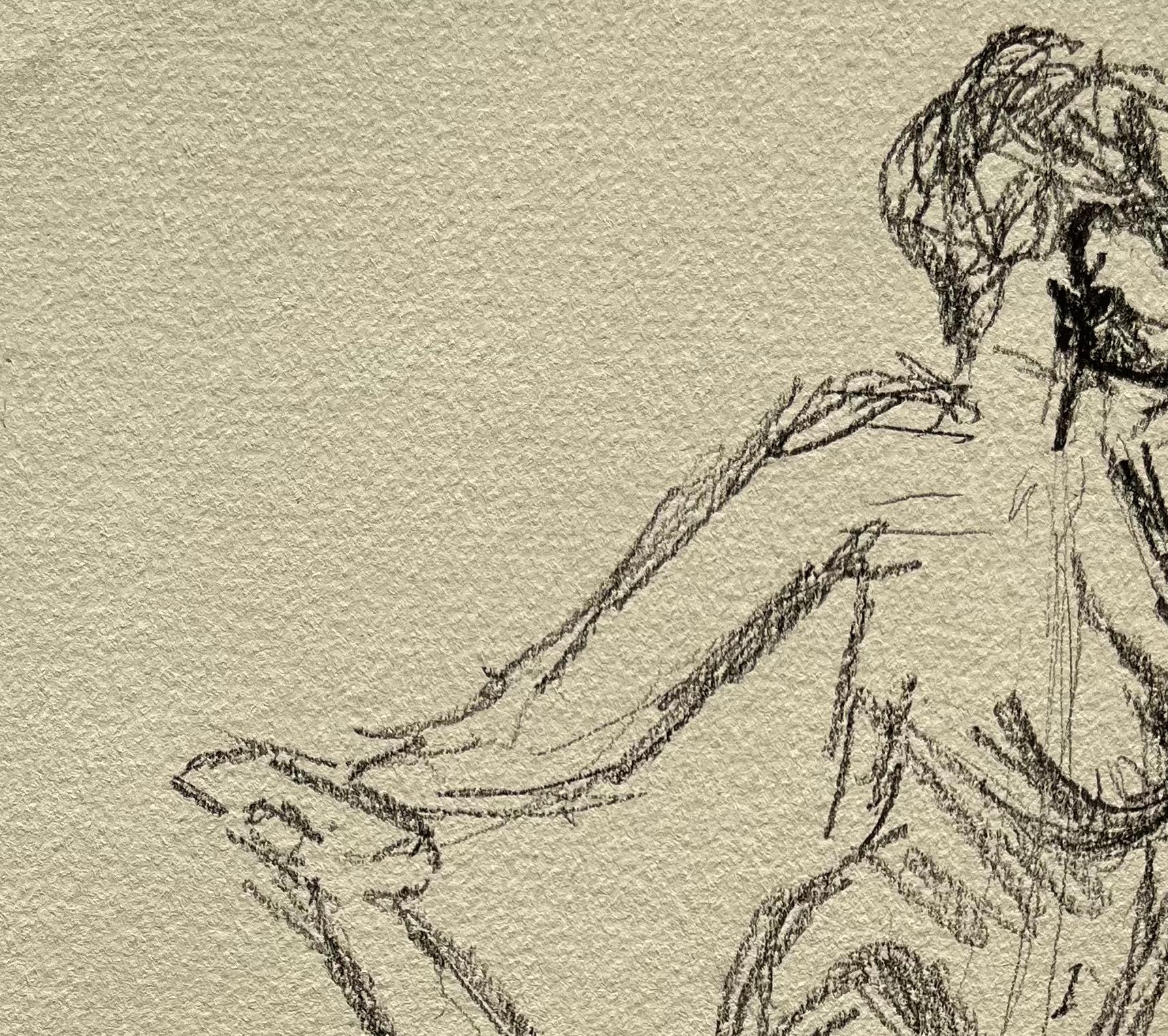 Esquisse dynamique d'une figure féminine nue au crayon sur papier - Beige Figurative Art par Minty Ramsey