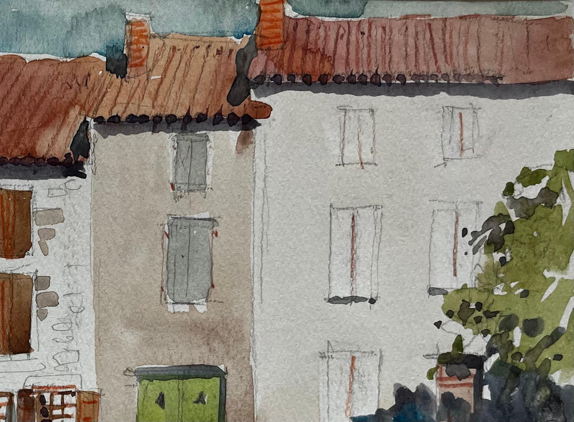 Scena di strada di un villaggio francese Tetti in terracotta Case in pietra e porta verde in vendita 1