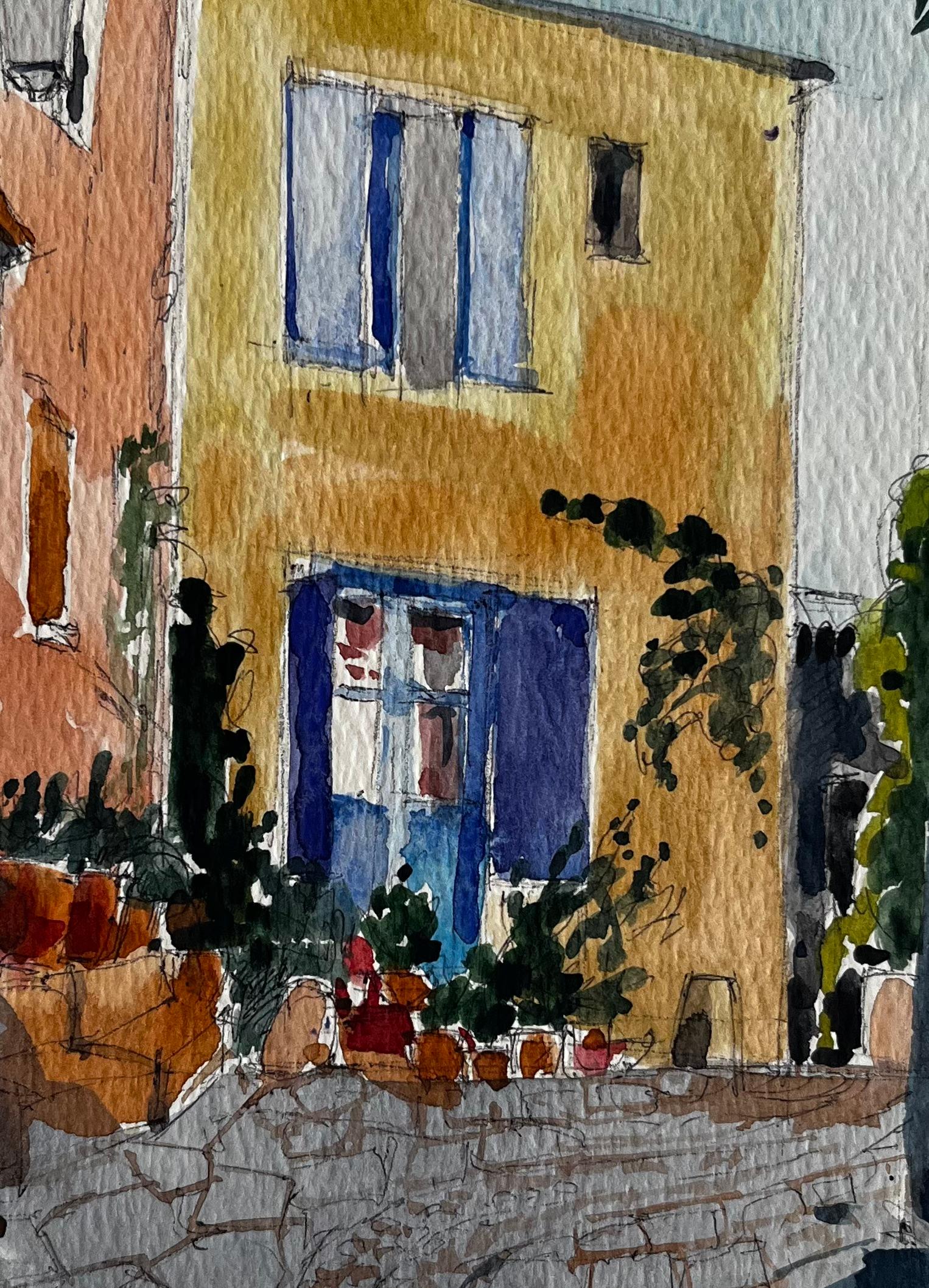 Via del villaggio francese Case colorate Sentiero acciottolato e persiane blu Acquerello in vendita 2