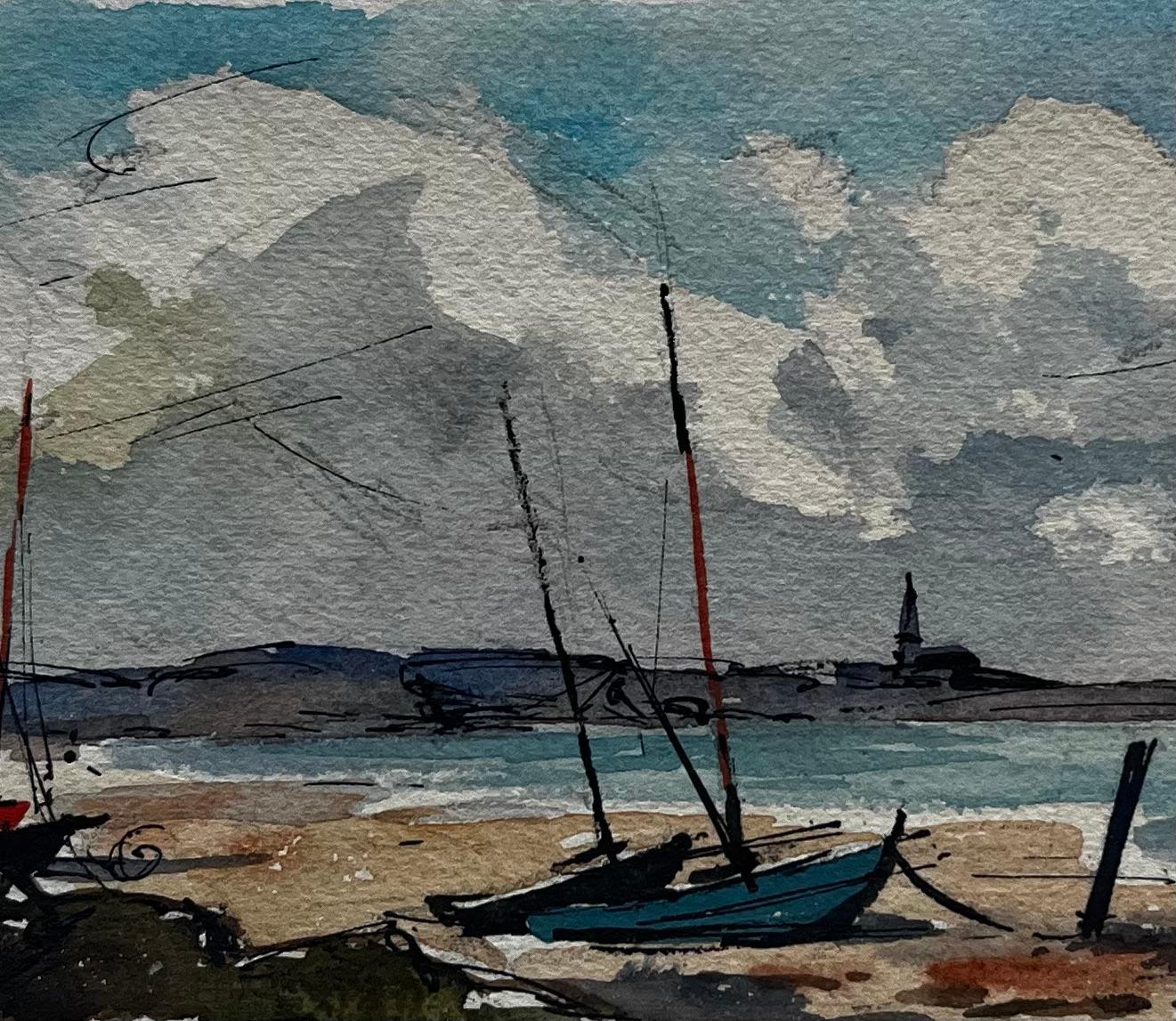 Bateaux de la côte française Marée basse Plage Rivage Bateaux de pêche et ciel Aquarelle - Gris Landscape Art par Pierre Neveu