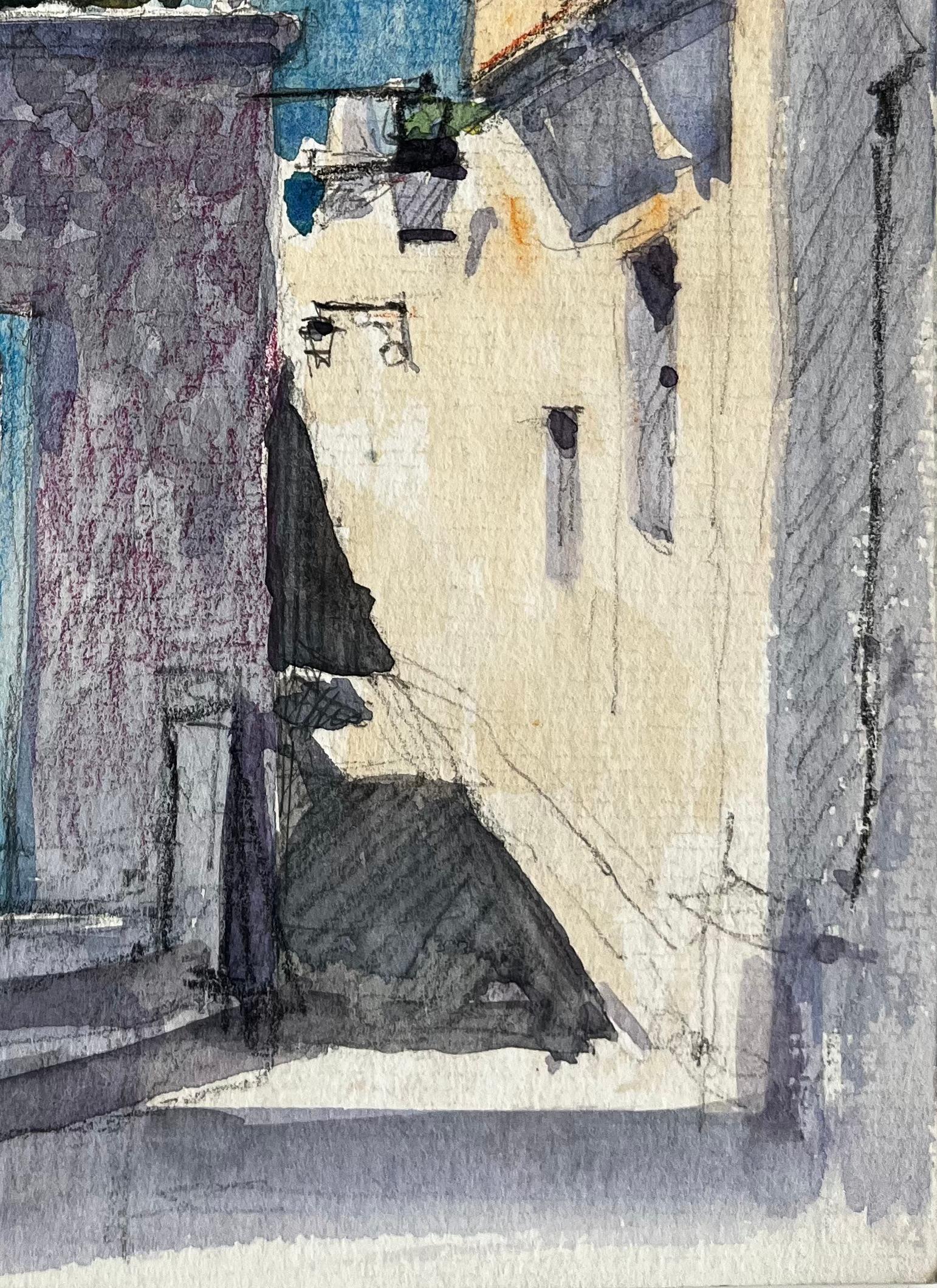 Ruelle méditerranéenne ensoleillée avec porte bleue et murs ombragés Village français - Gris Landscape Art par Pierre Neveu