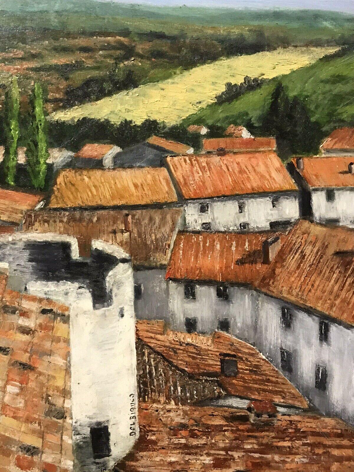 Signiertes französisches impressionistisches Ölgemälde mit Blick auf die Dachplatten der Stadt in der Provence und die Felder (Braun), Landscape Painting, von LOUIS DEL BIANCO (B.1925