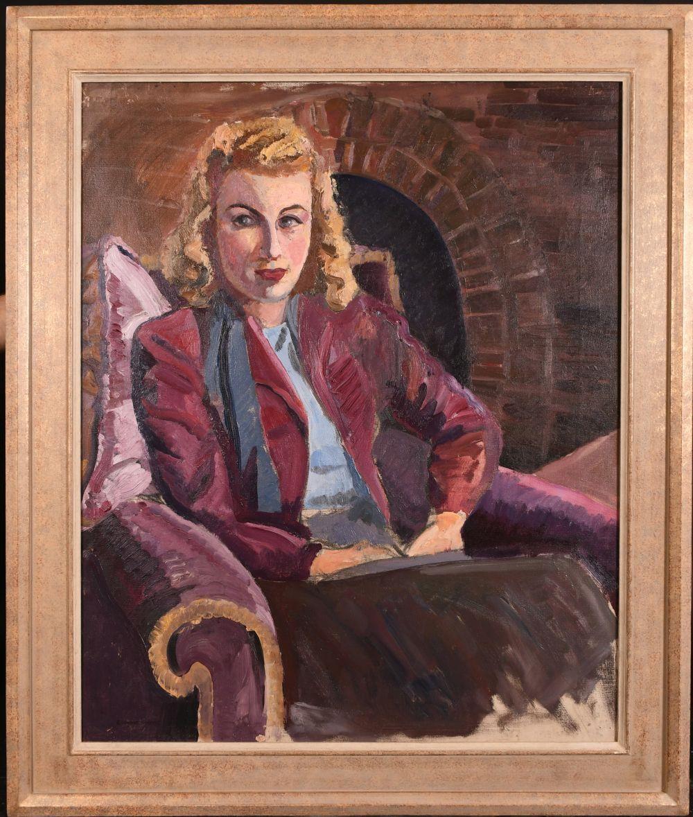 Mediados del siglo XX Años 50 Retrato de dama elegante sentada junto a la chimenea Óleo grande - Painting de Francis Wynne Thomas (1907-1988)
