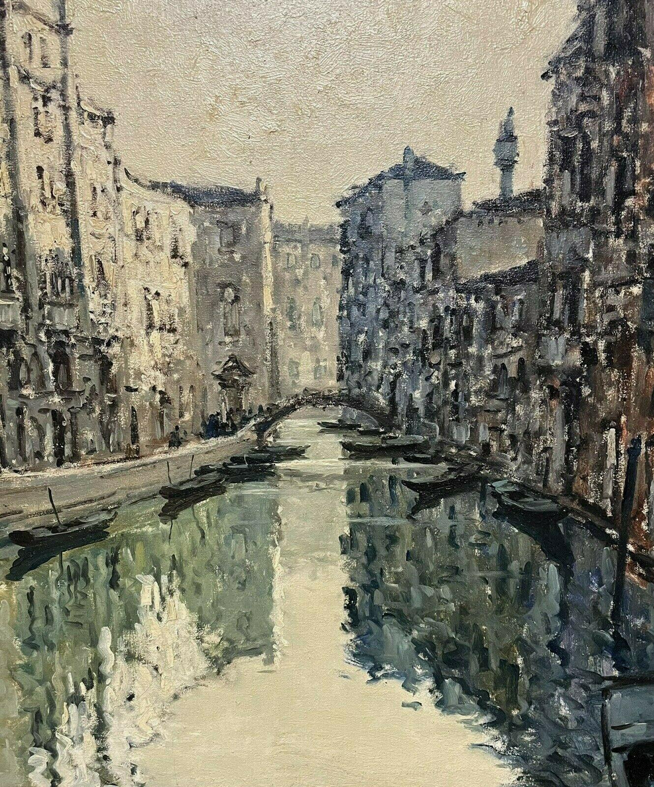 Artiste/École : École italienne, milieu du XXe siècle, signé indistinctement.

Titre : Le Canal Tranquille, Venise. Une belle palette de couleurs aux tons verts et sarcelles. 

Moyen :   peinture à l'huile, sur toile. 

Taille :    cadre : 32.5 x 44