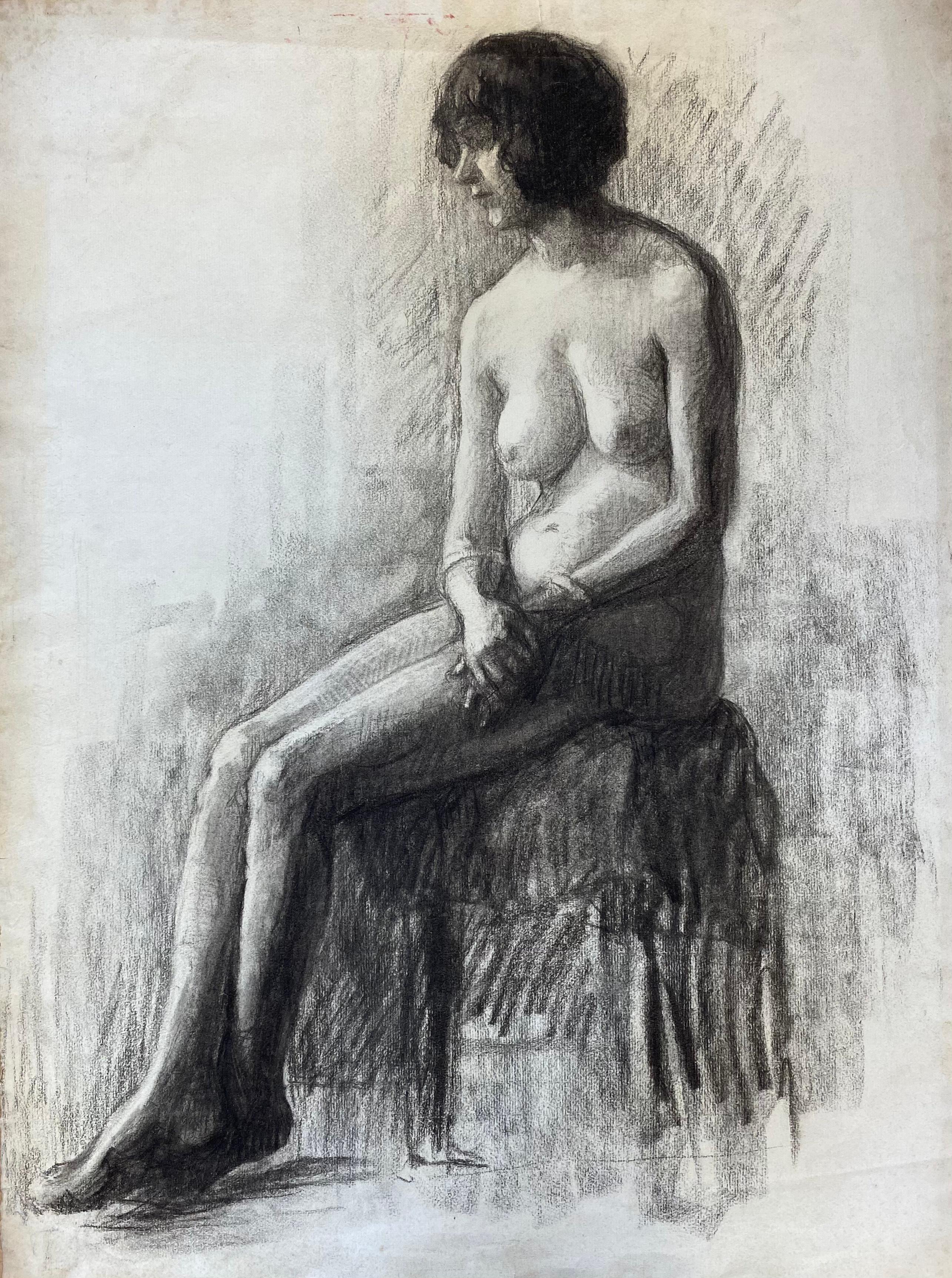 Croquis au fusain français des années 1920 d'une femme nue assise, modèle de l'artiste