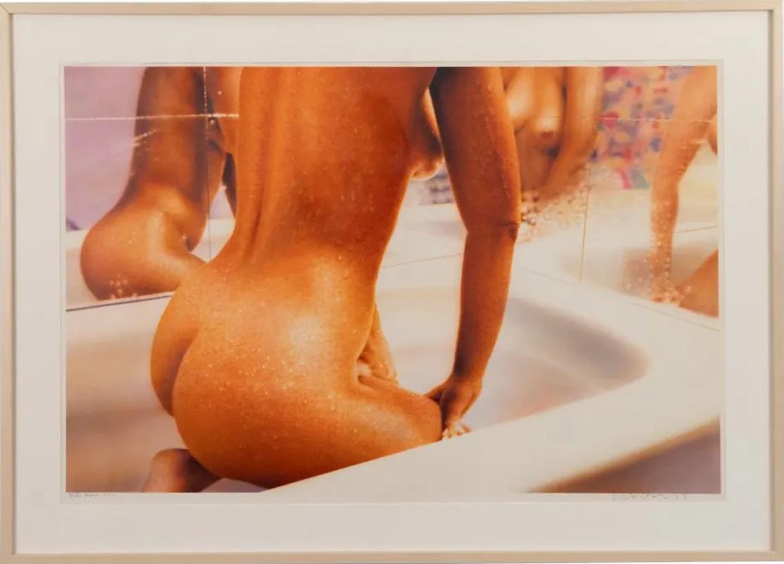 Nackte Frau in Badewanne w Spiegel Reflexionen Photorealism erotica 1977 Aquarell  – Art von Hilo Chen