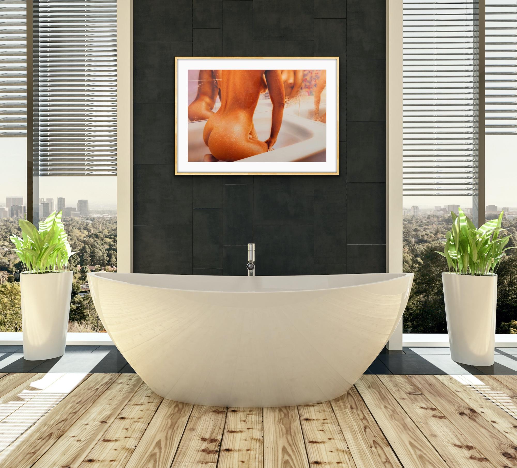 Donna nuda nella vasca da bagno con riflessi di specchio Fotorealismo erotico 1977 acquerello 2