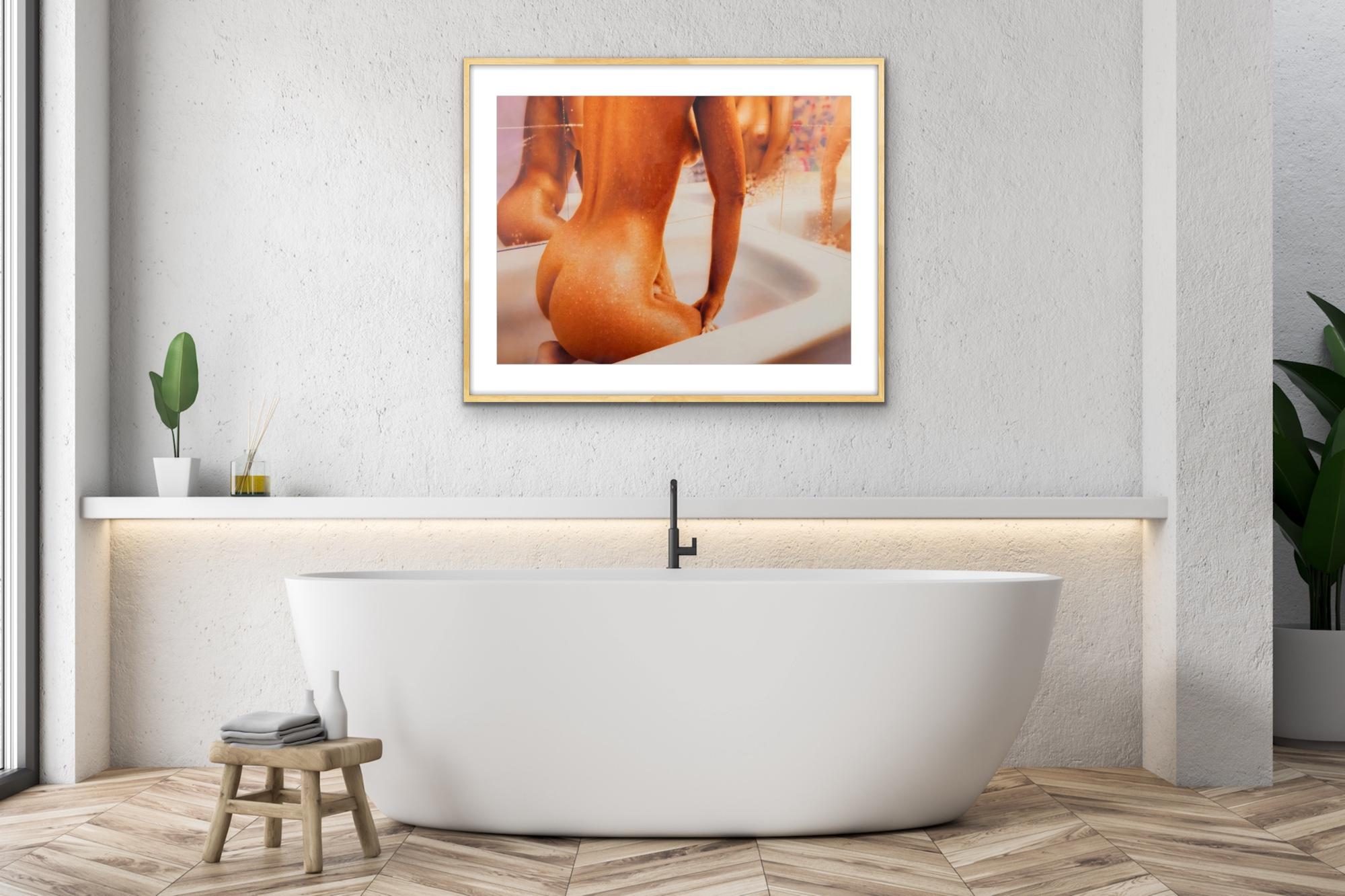 Femme nue dans la baignoire avec reflets dans le miroir Photorealism erotica 1977 watercolor  en vente 8