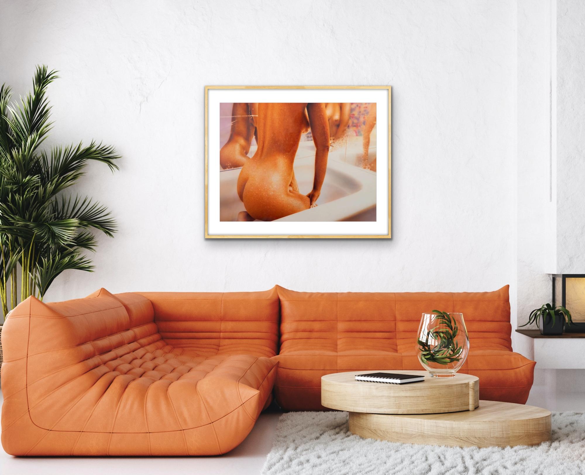 Femme nue dans la baignoire avec reflets dans le miroir Photorealism erotica 1977 watercolor  en vente 9