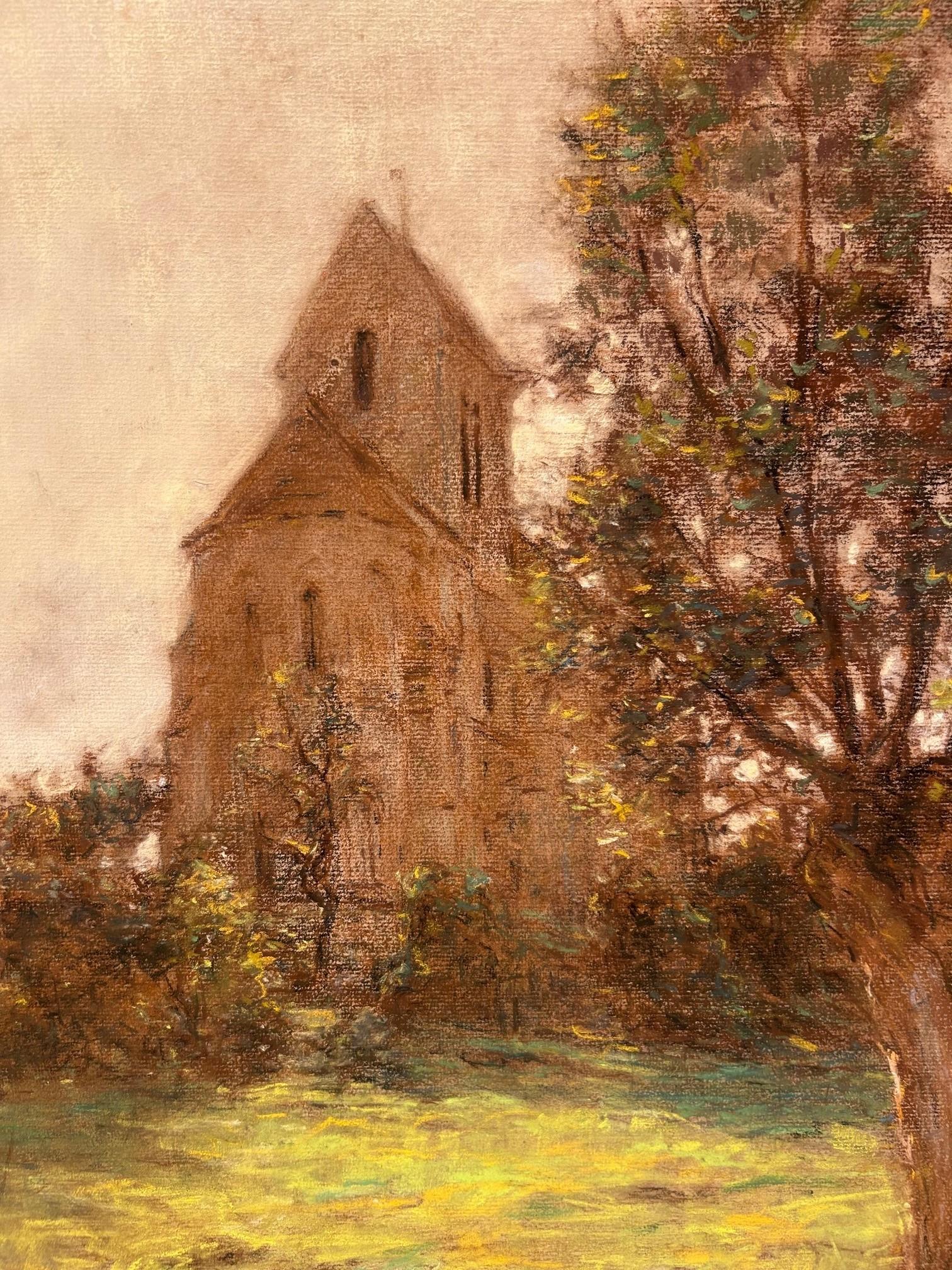 L'eglise de Mézy-Moulins, Paesaggio francese a pastello del XIX secolo, firmato e datato 1921 - Landscape Art Marrone di Léon Augustin Lhermitte