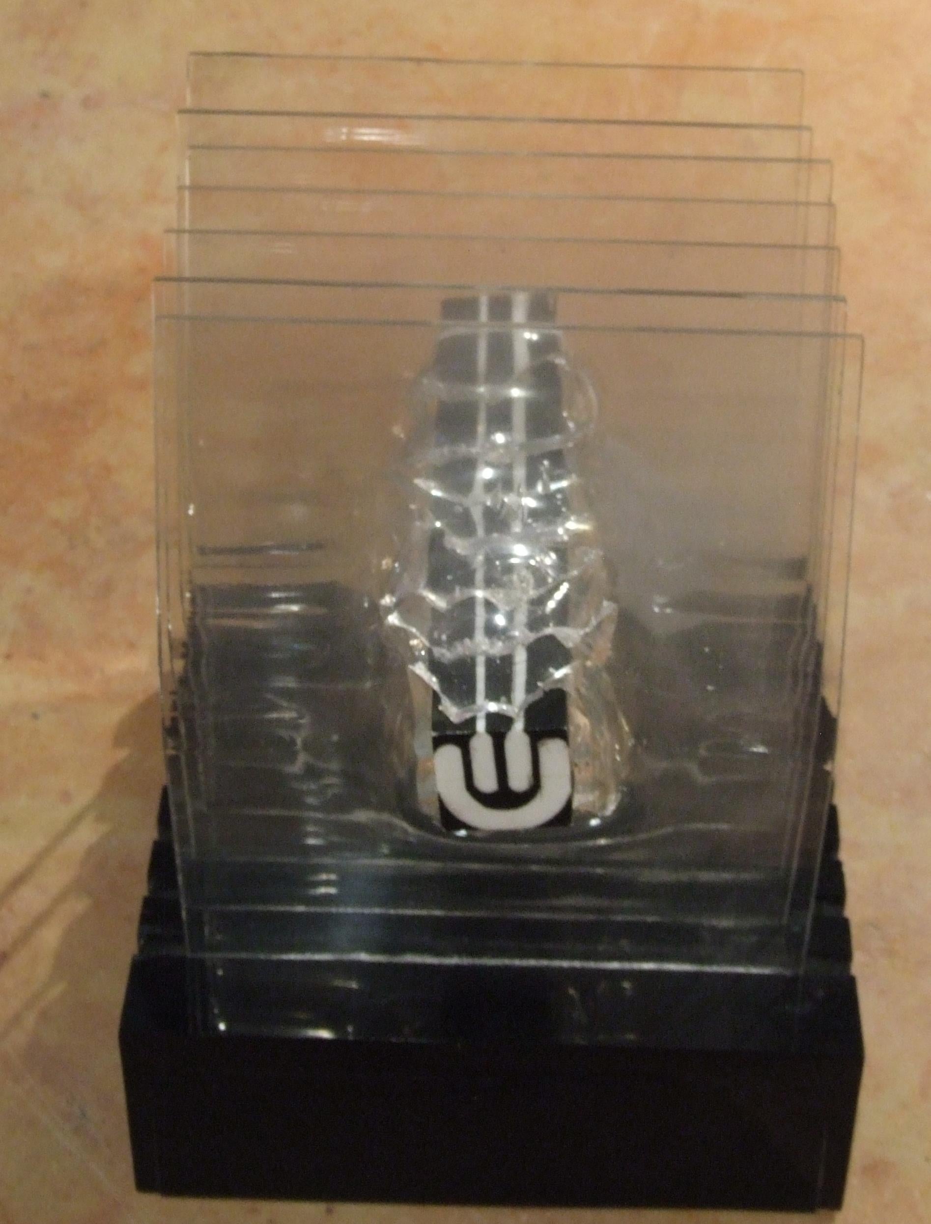 Concetto di spazio, anni '90 - plexiglass, 14x16x14 cm. - Sculpture di Edmond Vernassa