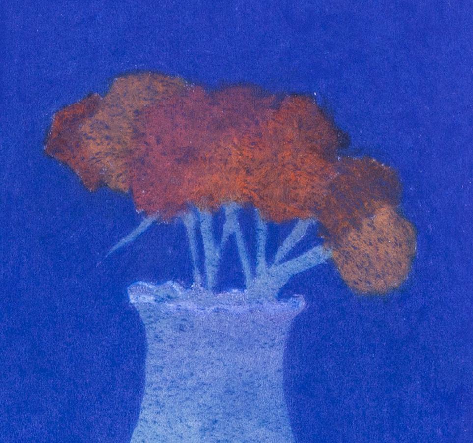 Modernes britisches Stilleben des 20. Jahrhunderts in Blau von Bernard Myers in Pastell im Angebot 4