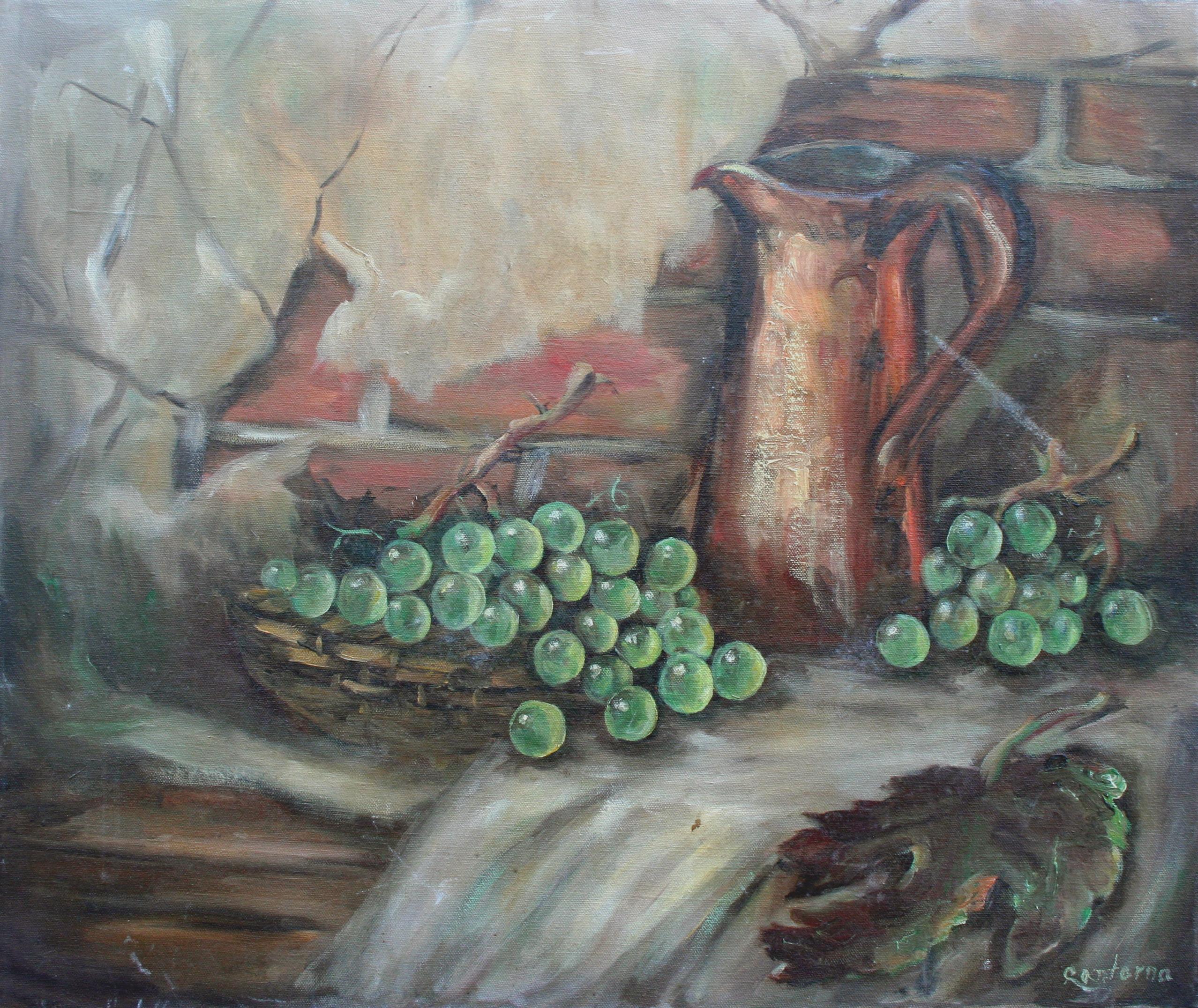 Pichet en cuivre et panier de raisins, nature morte vintage avec mur en brique