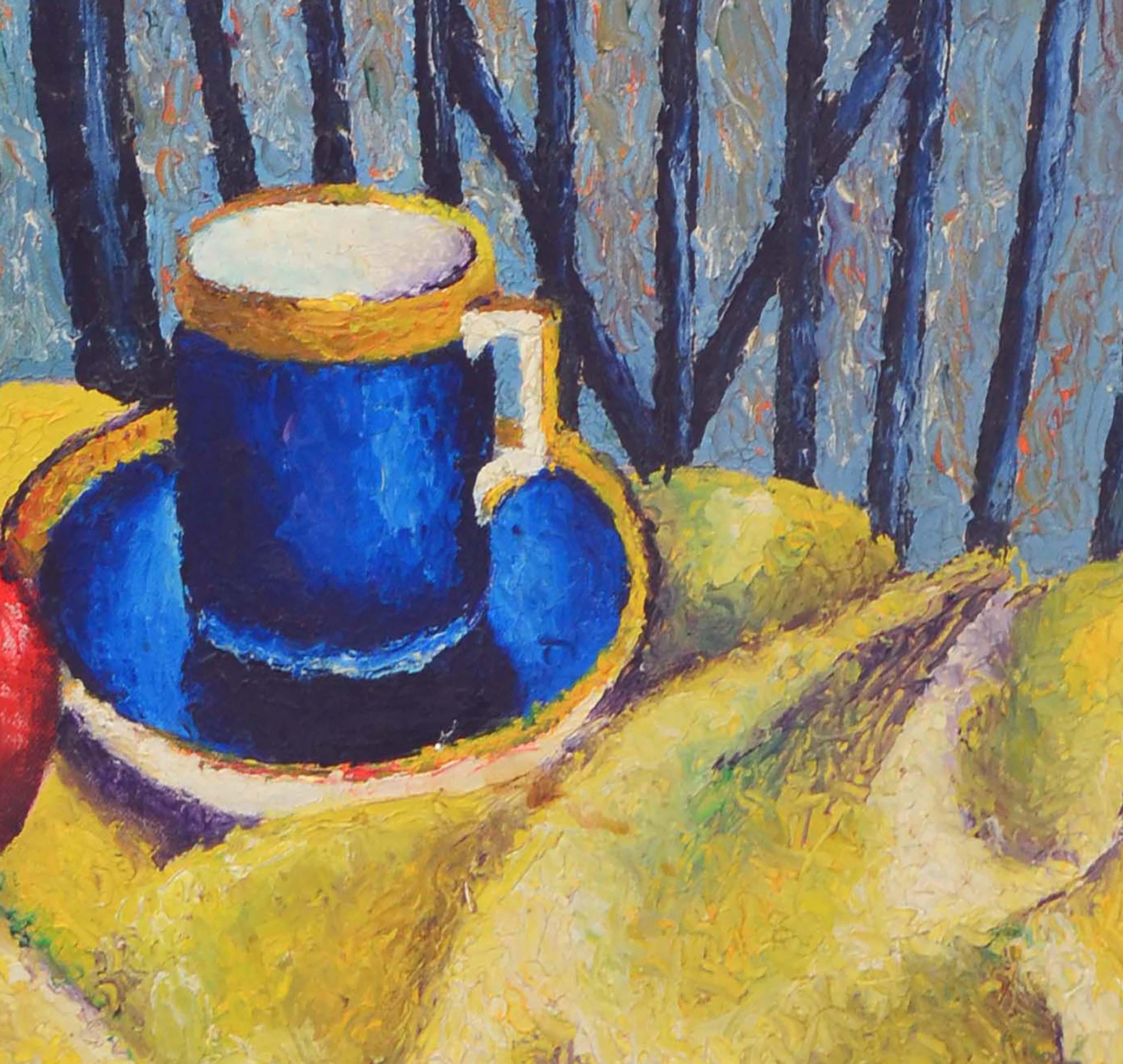 Lebhaftes zeitgenössisches Stillleben mit kräftigen Primärfarben eines roten Apfels und einer blauen Tasse auf einem gelben Tischtuch mit einer Flasche Wein von E. Star (Amerikaner, 20. Jahrhundert). Präsentiert in einem schwarzen Holzrahmen.