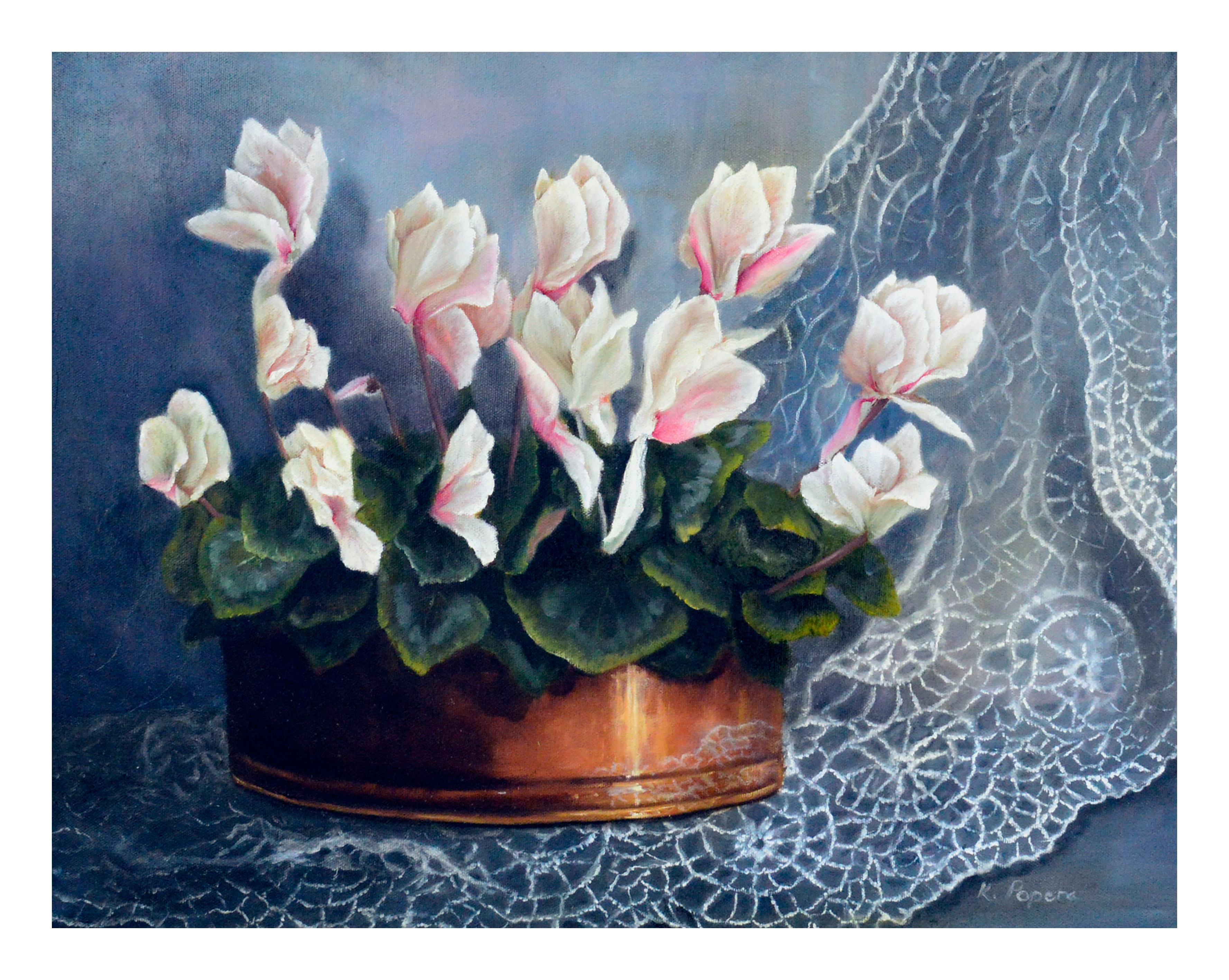 Nature morte au cyclamen blanc et à la dentelle - Painting de Katherine Popera