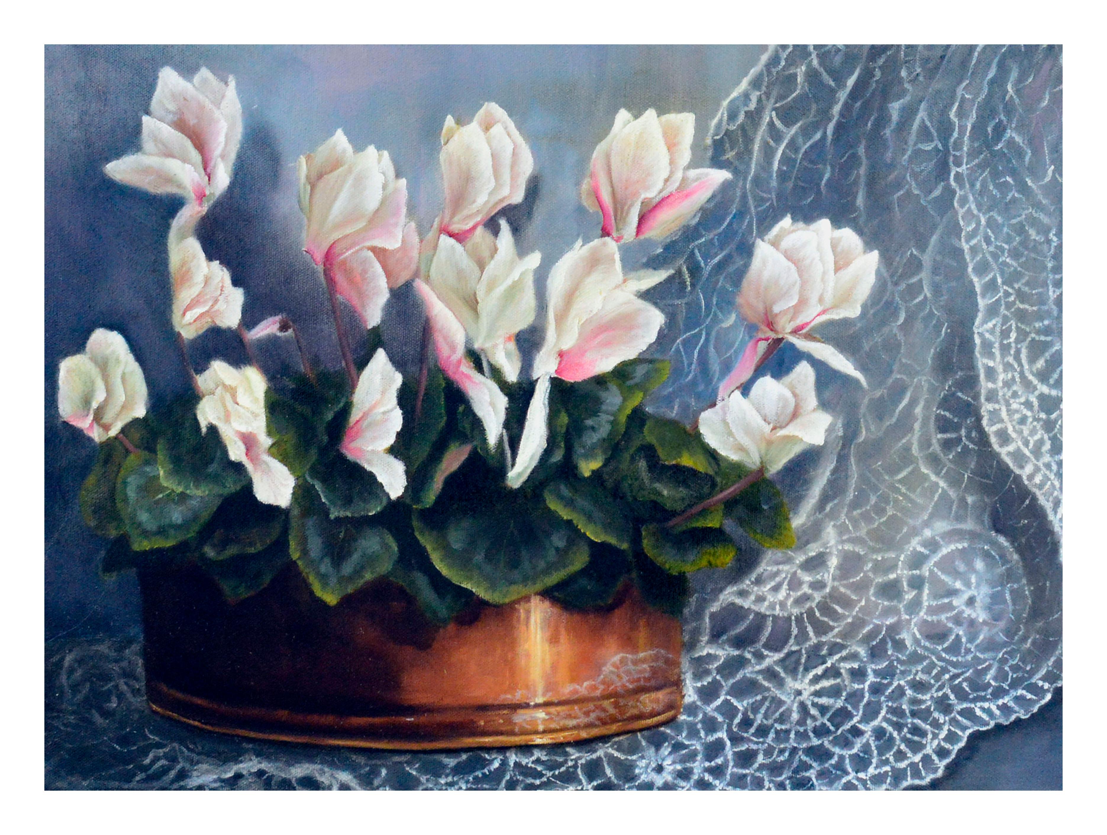 Nature morte au cyclamen blanc et à la dentelle - Impressionnisme américain Painting par Katherine Popera