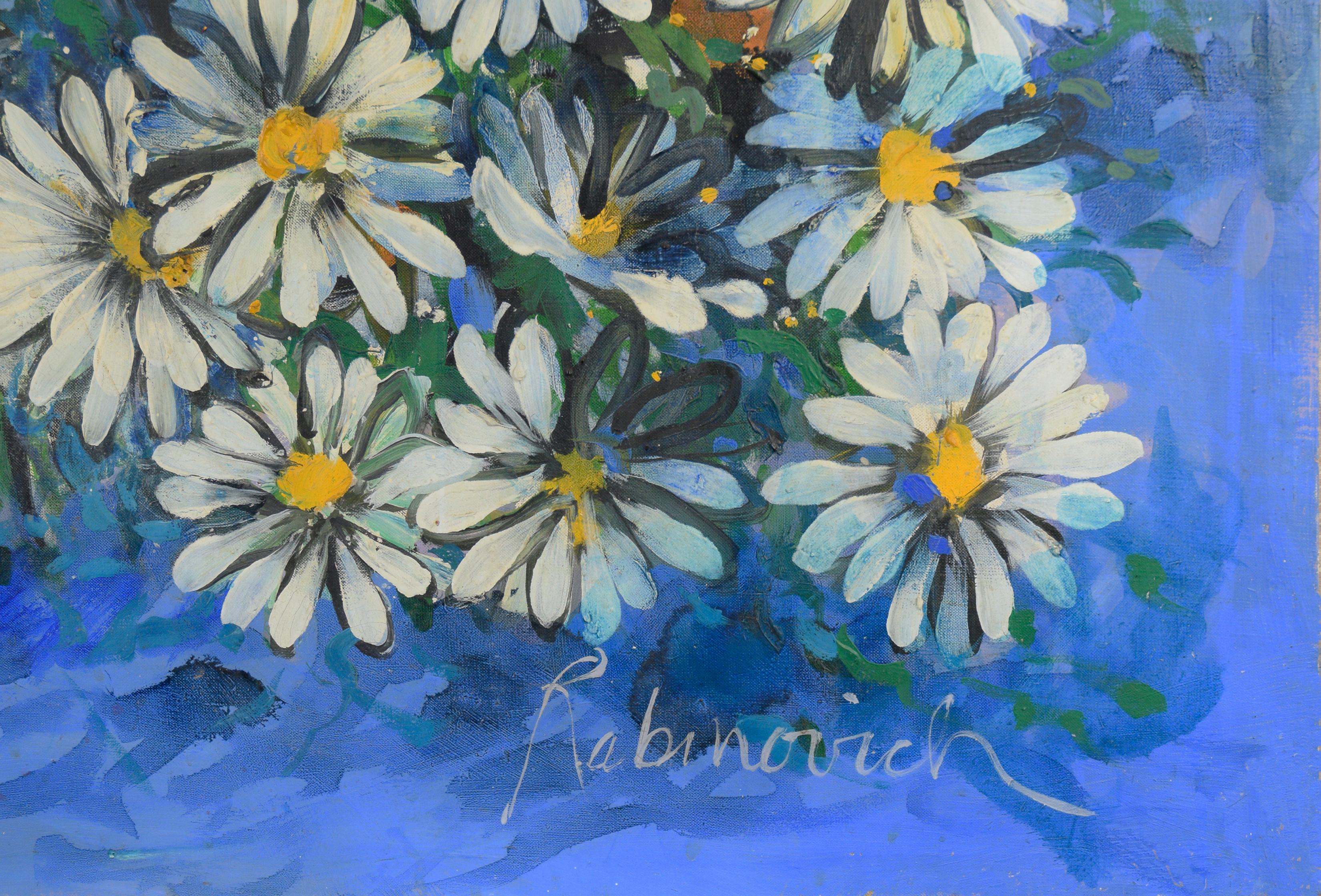 Großformatiges Mid-Century-Stillleben mit Gänseblümchenblumen von Marguerite  (Blau), Still-Life Painting, von Marilyn Rabinovich
