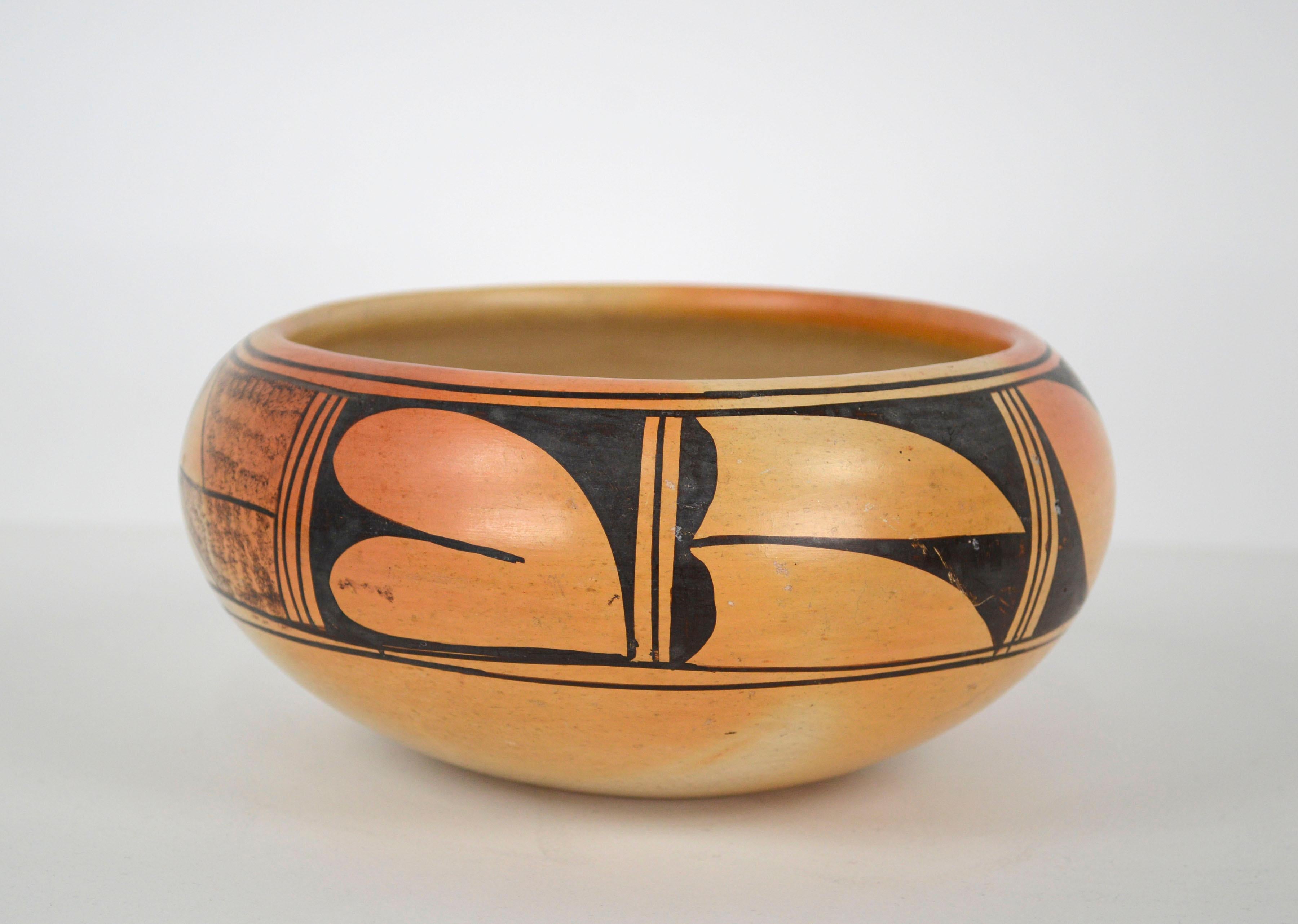 1930er Hopi/Tewa-Schale aus schwarzer und gelber polychromer Keramik, signiert 