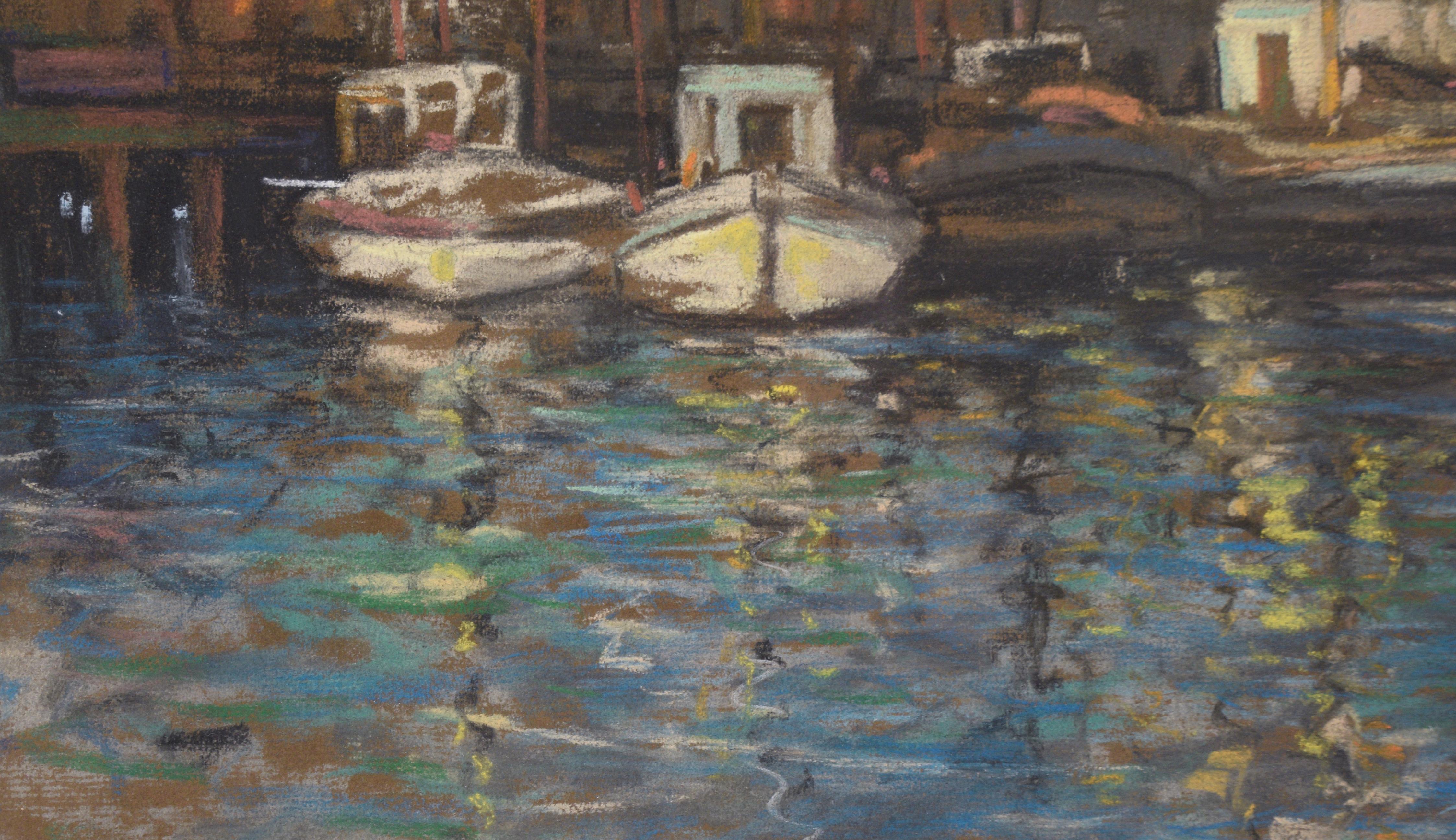 Dettagliata scena di porto di Wilson Silsby (americano, 1883-1952). Diverse barche sono attraccate in un porto, con una ciminiera sullo sfondo. Sia il cielo che l'acqua sono resi con abilità, ma in modo diverso: il cielo è nebbioso e sfumato, mentre