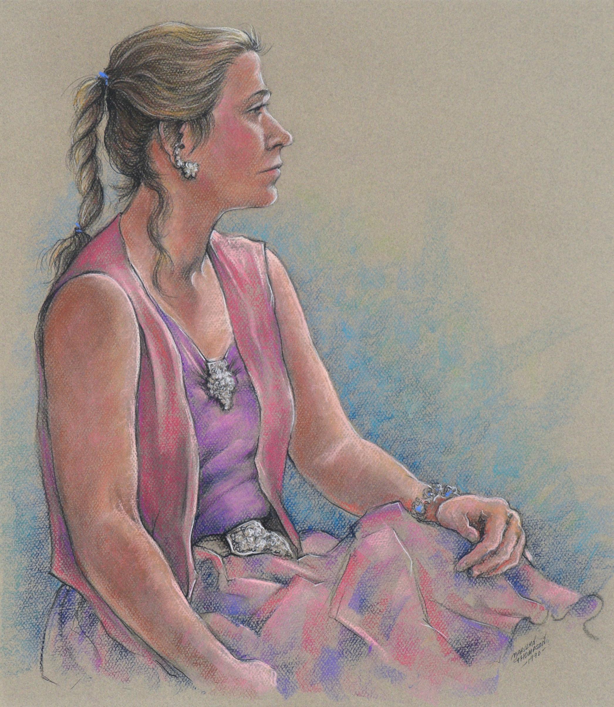 Porträt einer Frau in einer rosa Weste – Pastell auf Papier – Art von Marilyn Thompson 