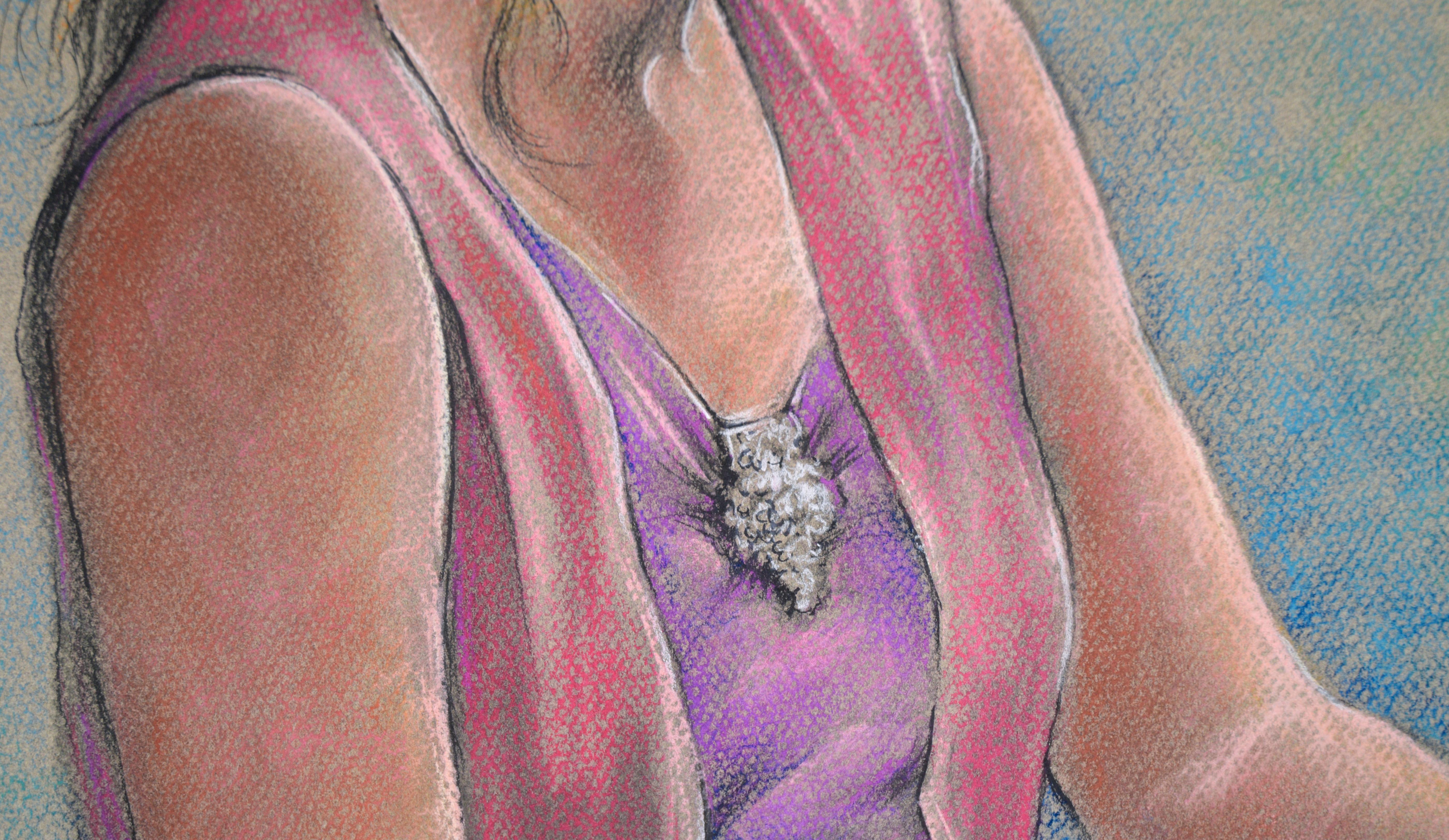 Porträt einer Frau in einer rosa Weste – Pastell auf Papier (Grau), Portrait, von Marilyn Thompson 