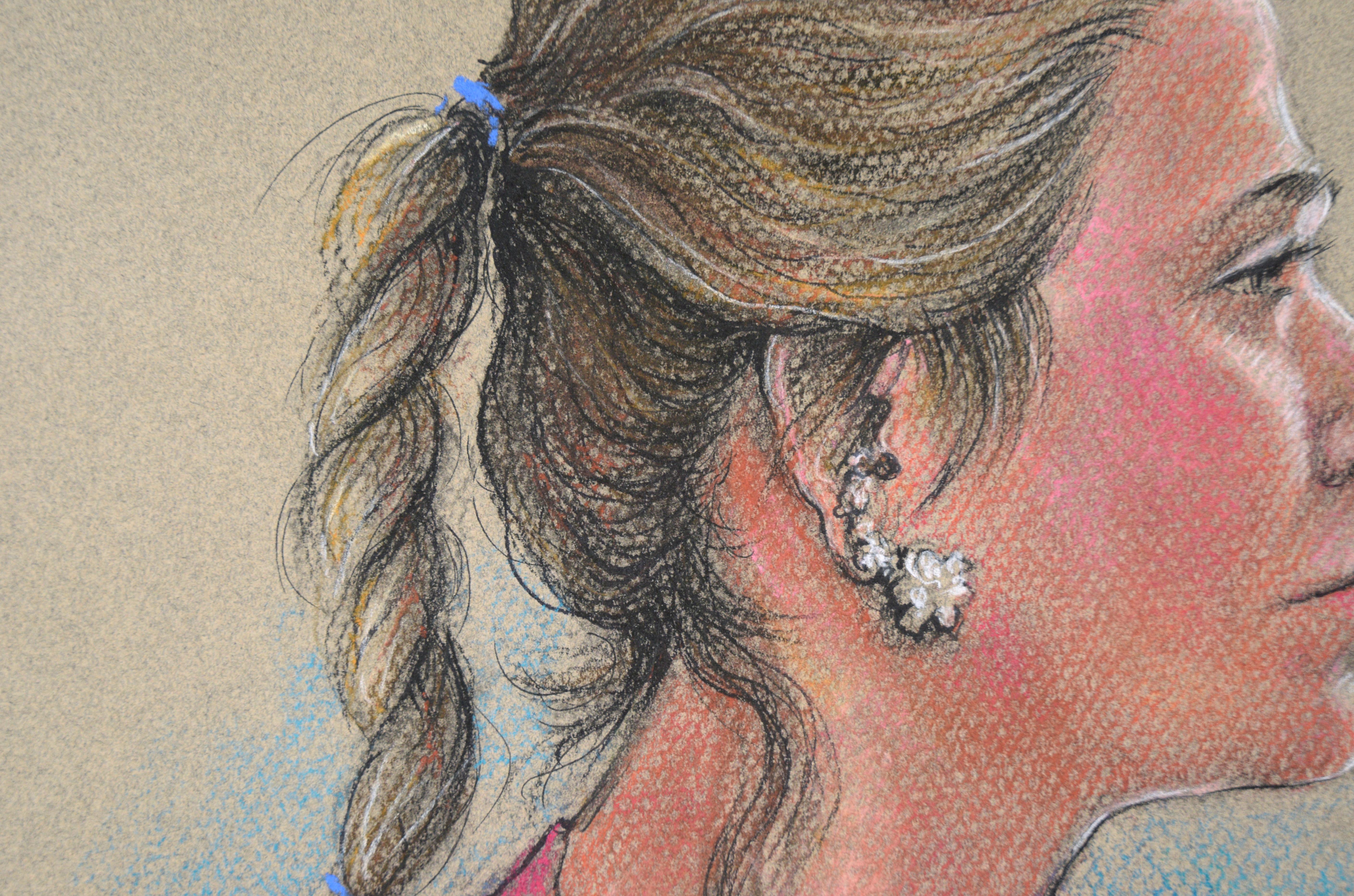 Portrait d'une femme dans un gilet rose - Pastel sur papier en vente 2